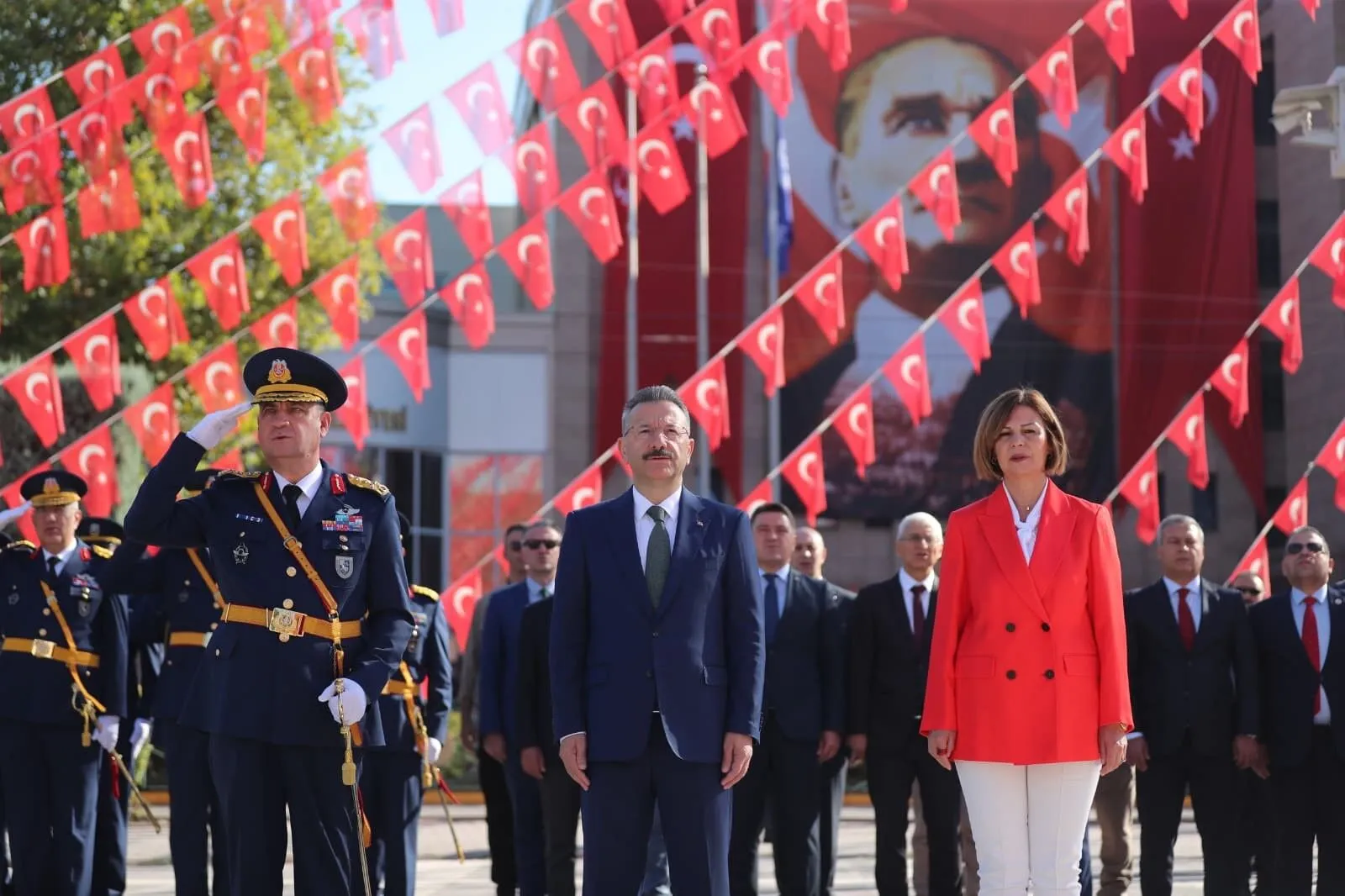 Vilayet Meydanı'nda bayram coşkusu: Eskişehir’de 'Zafer' kutlamalar başladı