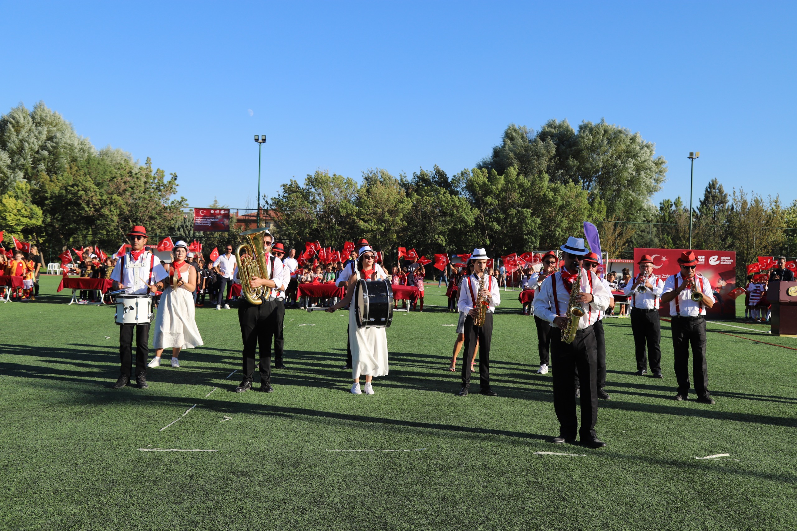 “Zaferden Kurtuluşa Mi̇ni̇ Mi̇ni̇kler Futbol Şenli̇ği̇” Coşkuyla Tamamlandi (10)