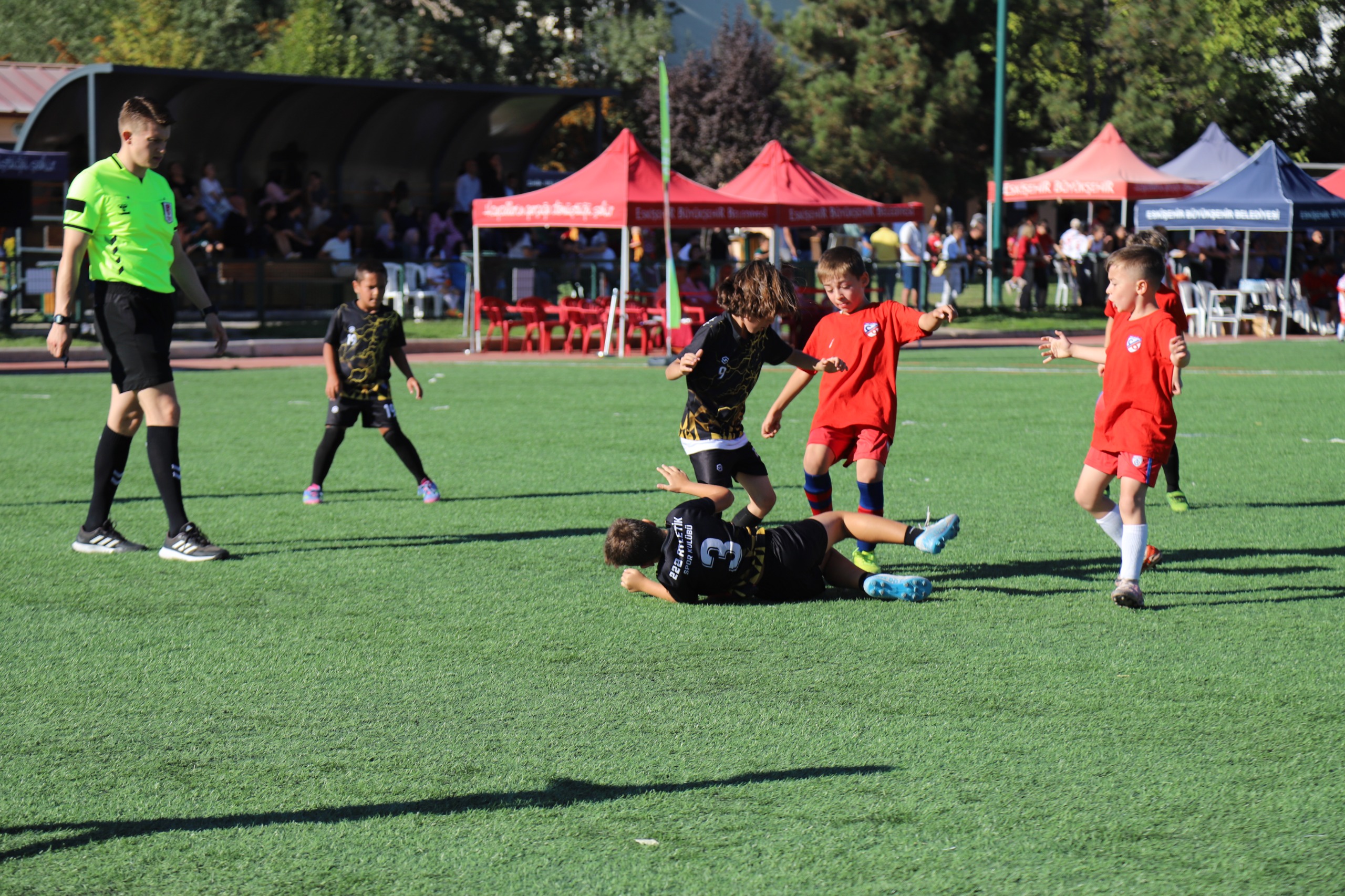 “Zaferden Kurtuluşa Mi̇ni̇ Mi̇ni̇kler Futbol Şenli̇ği̇” Coşkuyla Tamamlandi (2)
