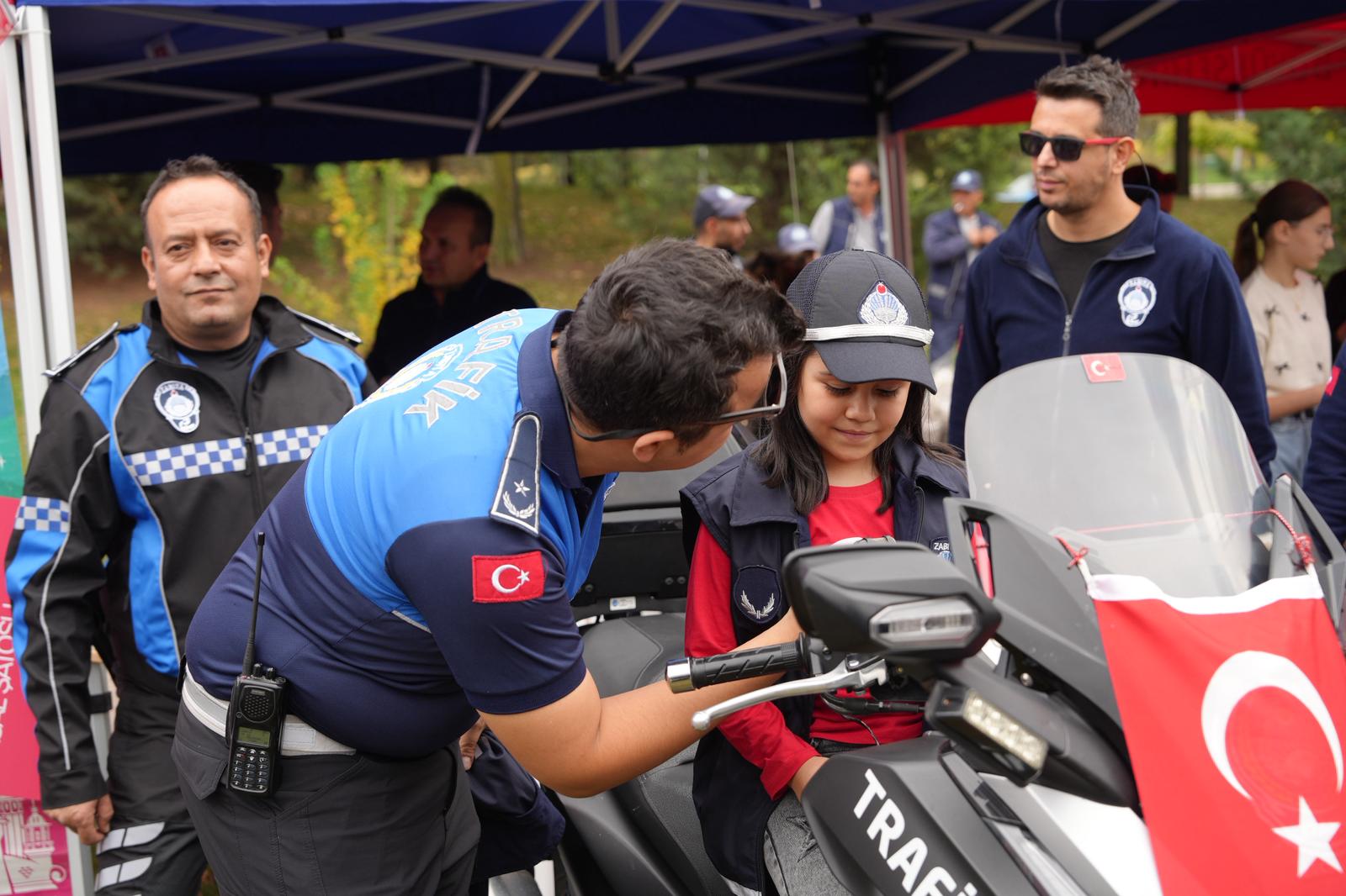 Eski̇şehi̇rli̇ler Cumhuri̇yet Coşkusunu Kentpark’ta Yaşadi (18)