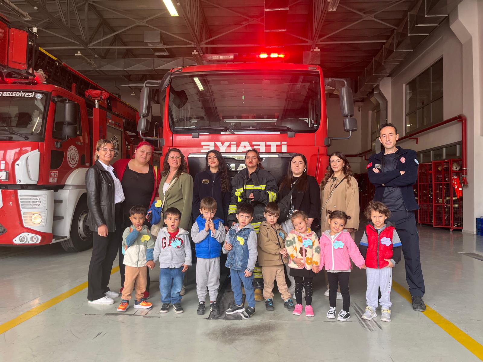 Mi̇ni̇kler İtfai̇yeci̇li̇k Mesleği̇ni̇ Yakindan Tanidi (5)