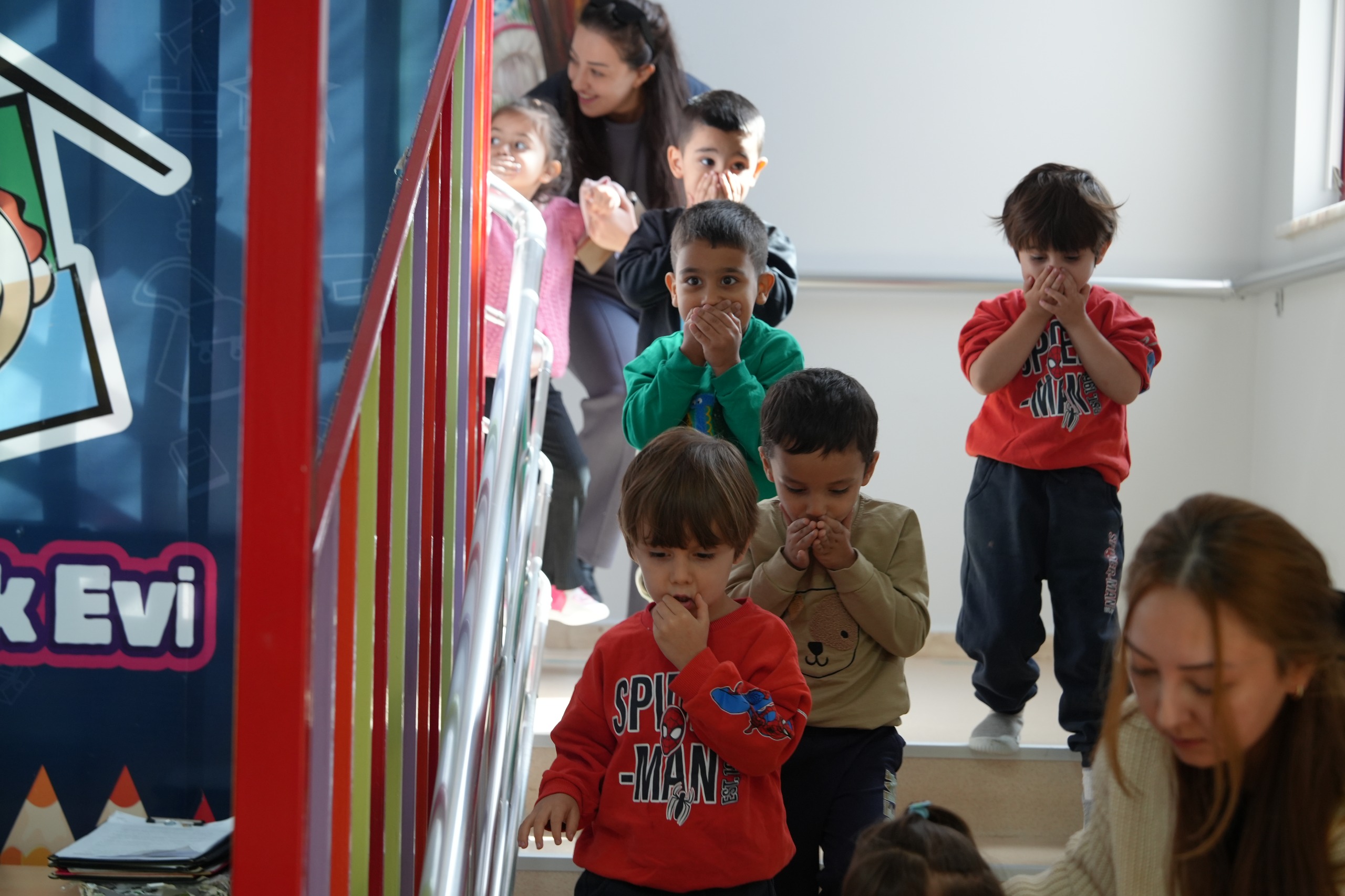 Mi̇ni̇kler İtfai̇yeci̇li̇k Mesleği̇ni̇ Yakindan Tanidi (9)