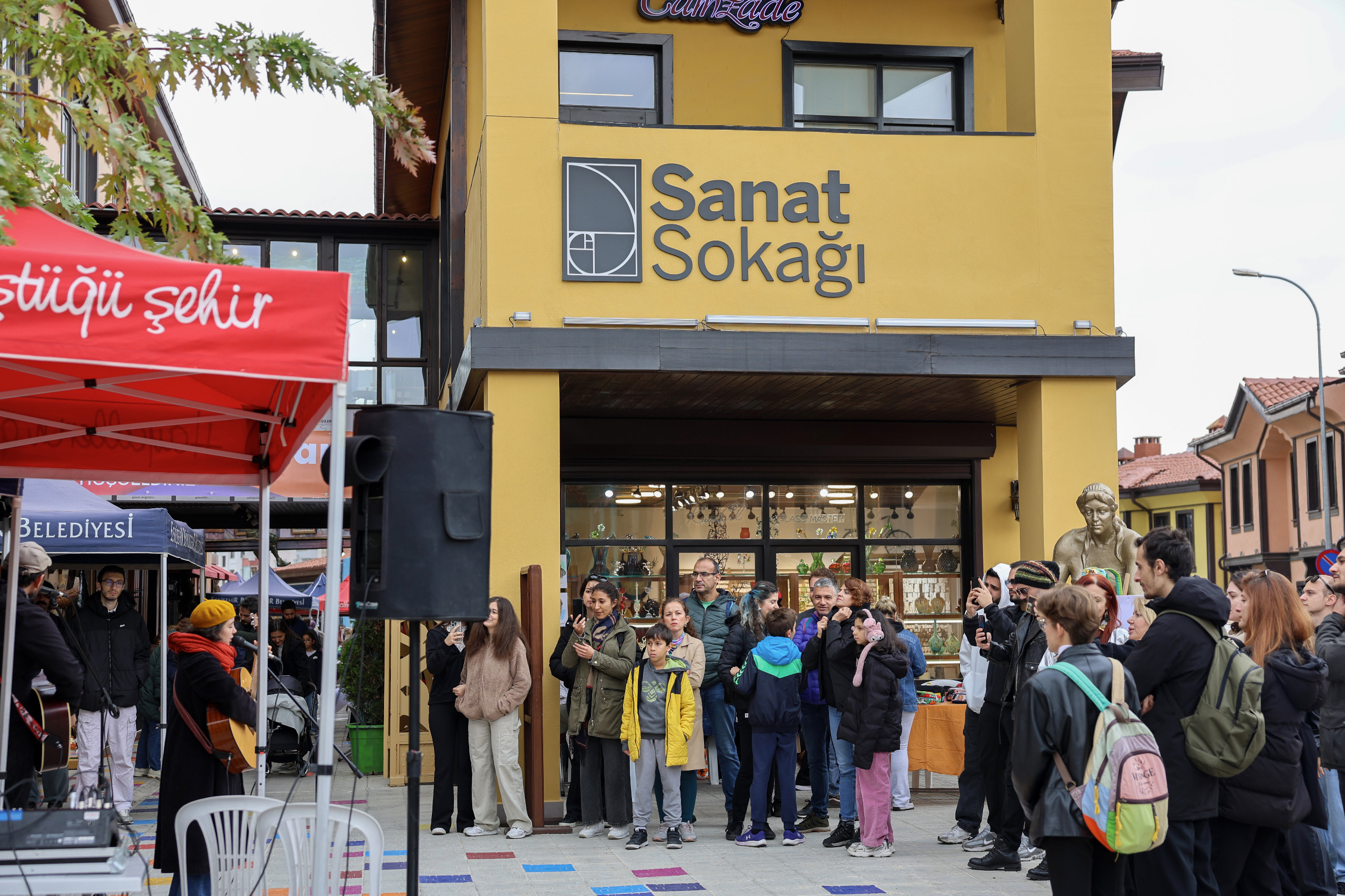 Sanat Sokaği’nda Renkli̇ Panayir Coşkusu (1)