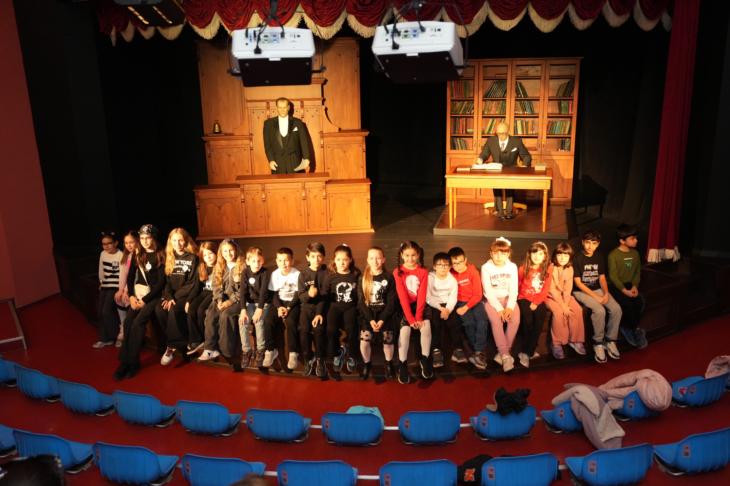 Atatürk Mi̇ni̇k Yüreklerde Yaşatildi (1)