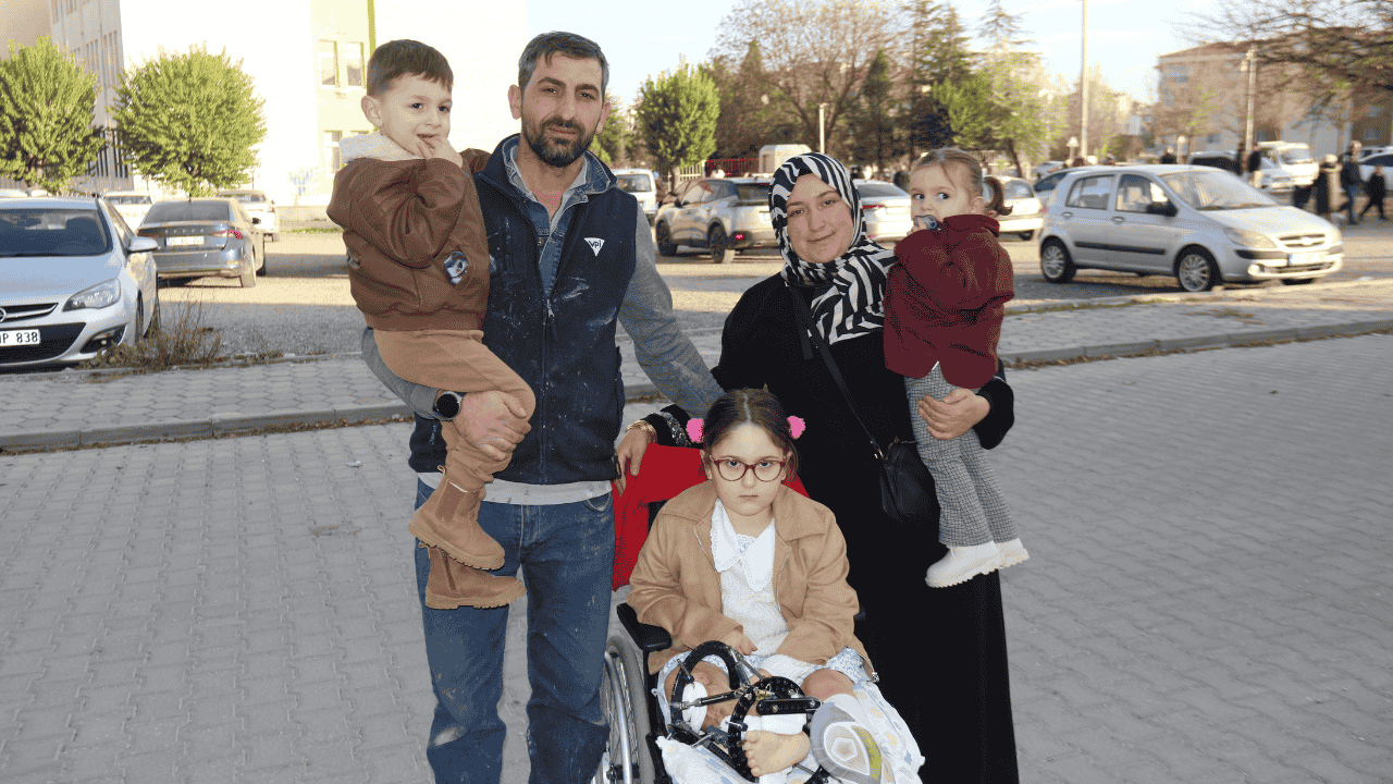 Bacağı Kısa Olan Kızını Her Gün Okula Kucağında Taşıyan Anneden ‘Asansör’ Talebi