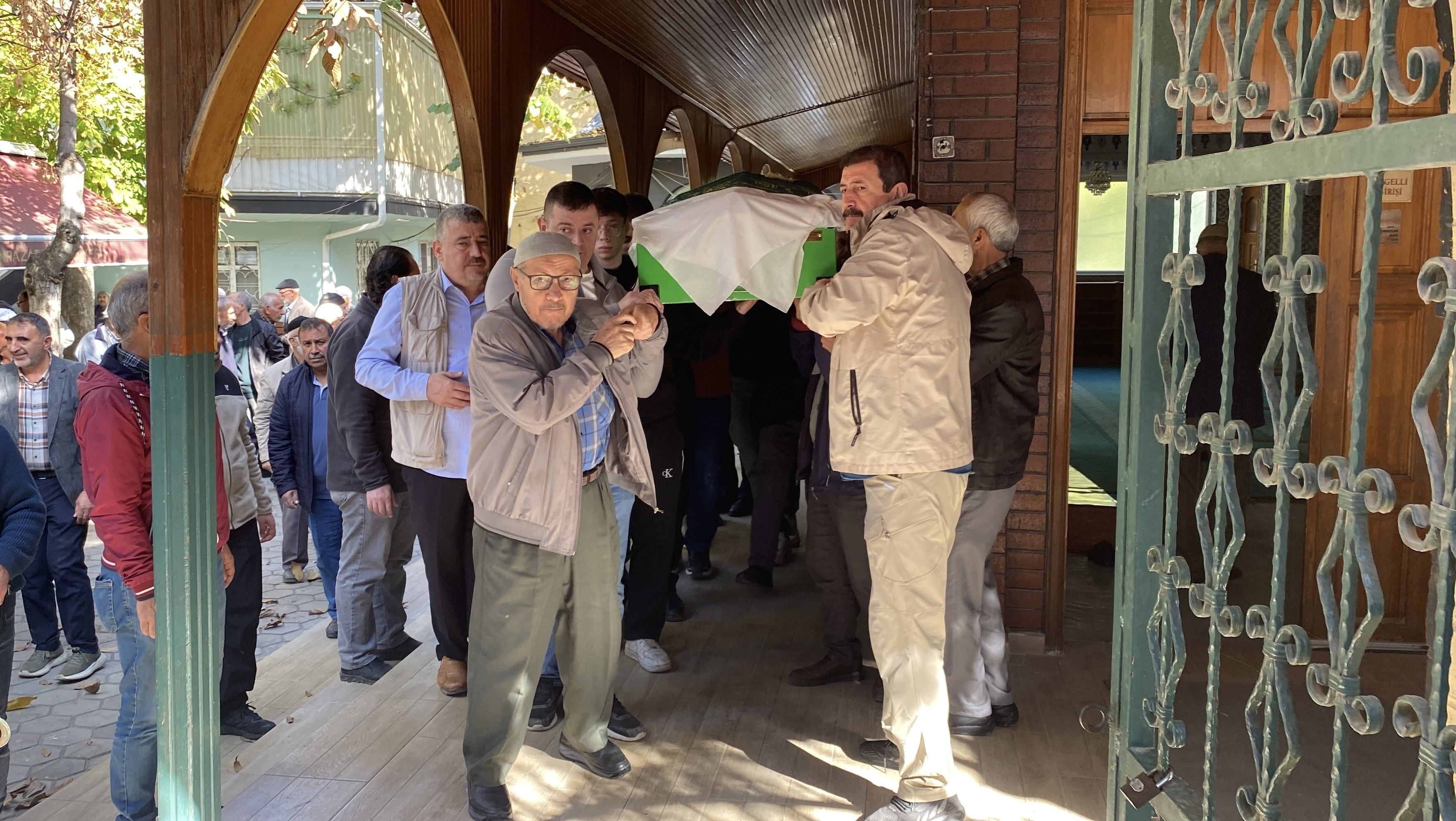 Boynu Kesilen Anne Toprağa Verildi, Engelli Oğlu Adliyeye Sevk Edildi (1)