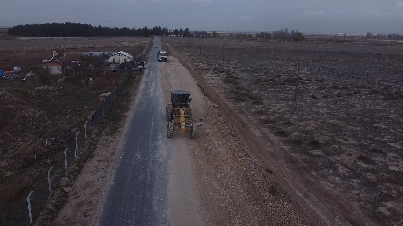 Büyükşehi̇r Beledi̇yesi̇nden Çi̇fteler’e 30 Ki̇lometreli̇k Yol Çalişmasi (4)