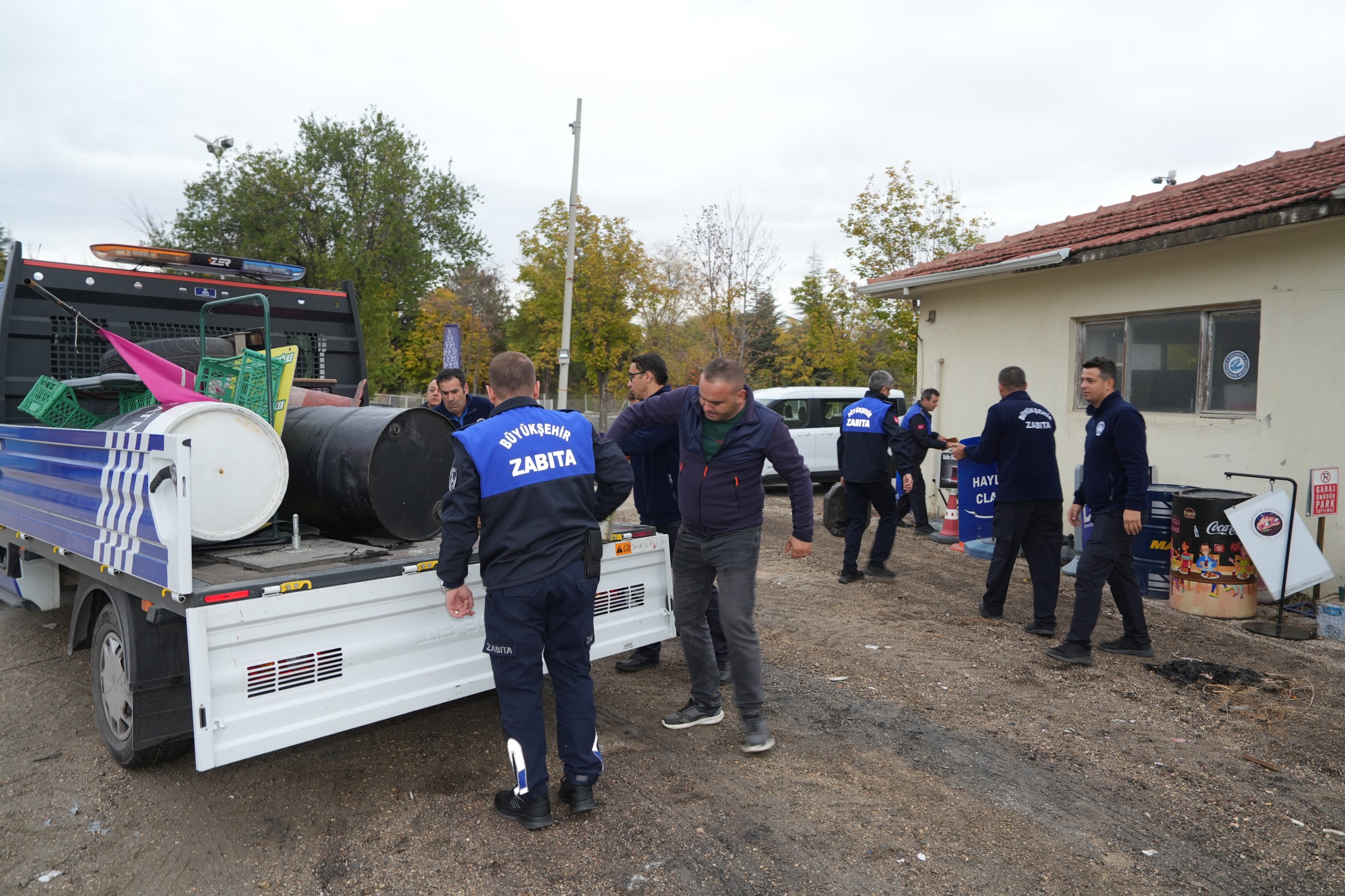 Büyükşehi̇r Zabitasi Kaldirim İşgalleri̇ne Geçi̇t Vermi̇yor (2)