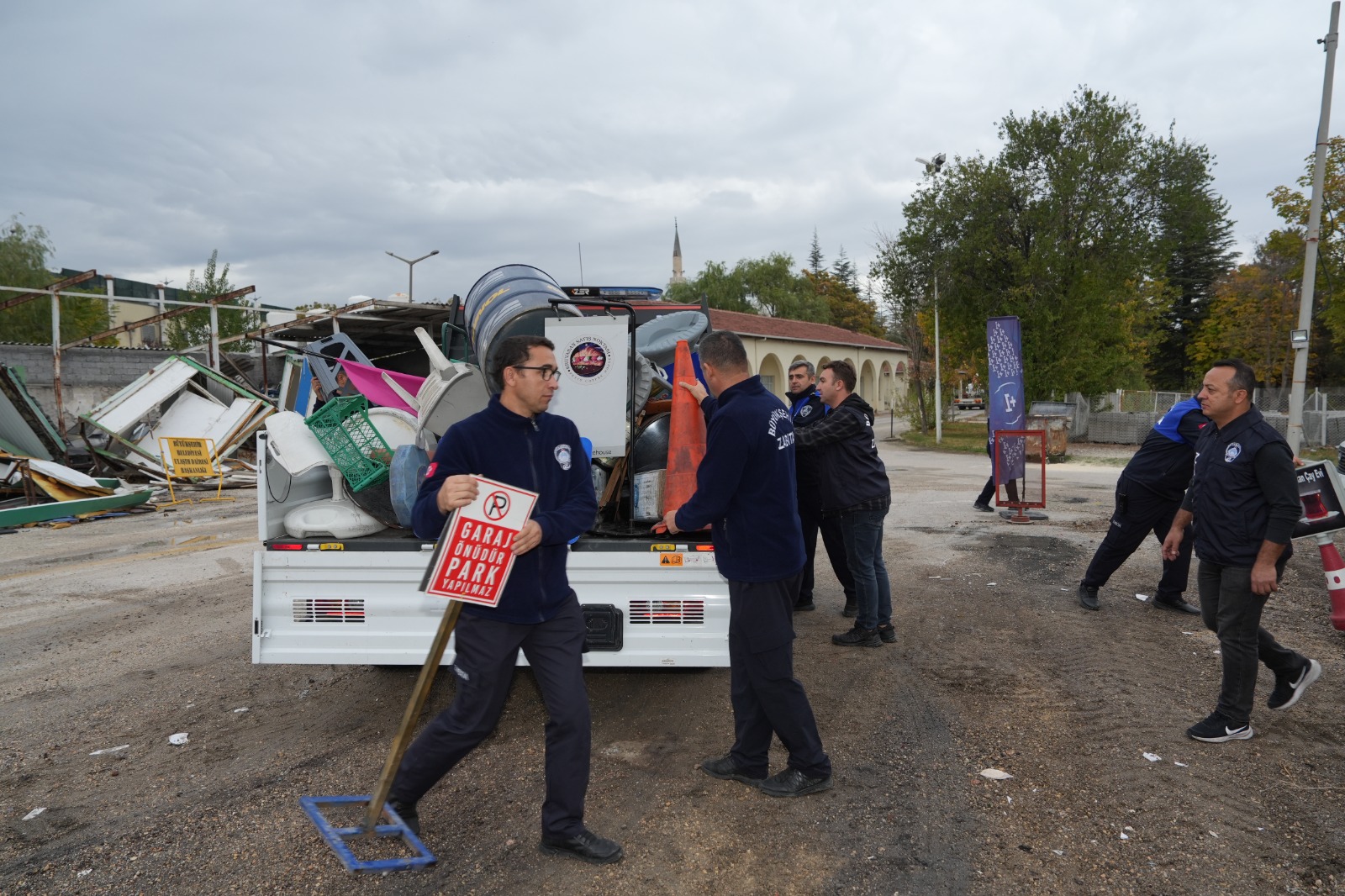 Büyükşehi̇r Zabitasi Kaldirim İşgalleri̇ne Geçi̇t Vermi̇yor (8) (1)