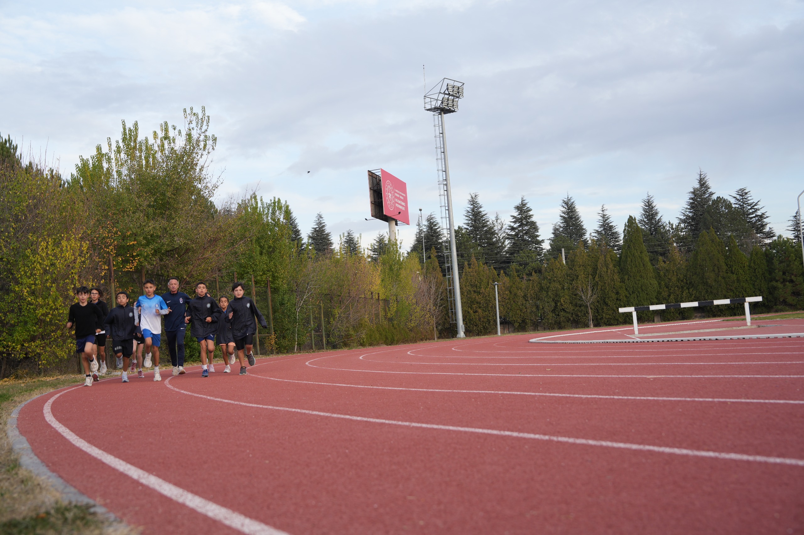 Eski̇şehi̇r Büyükşehi̇r Spor Kulübü Atleti̇zm Takimi Sezona İddi̇ali Başliyor (4)