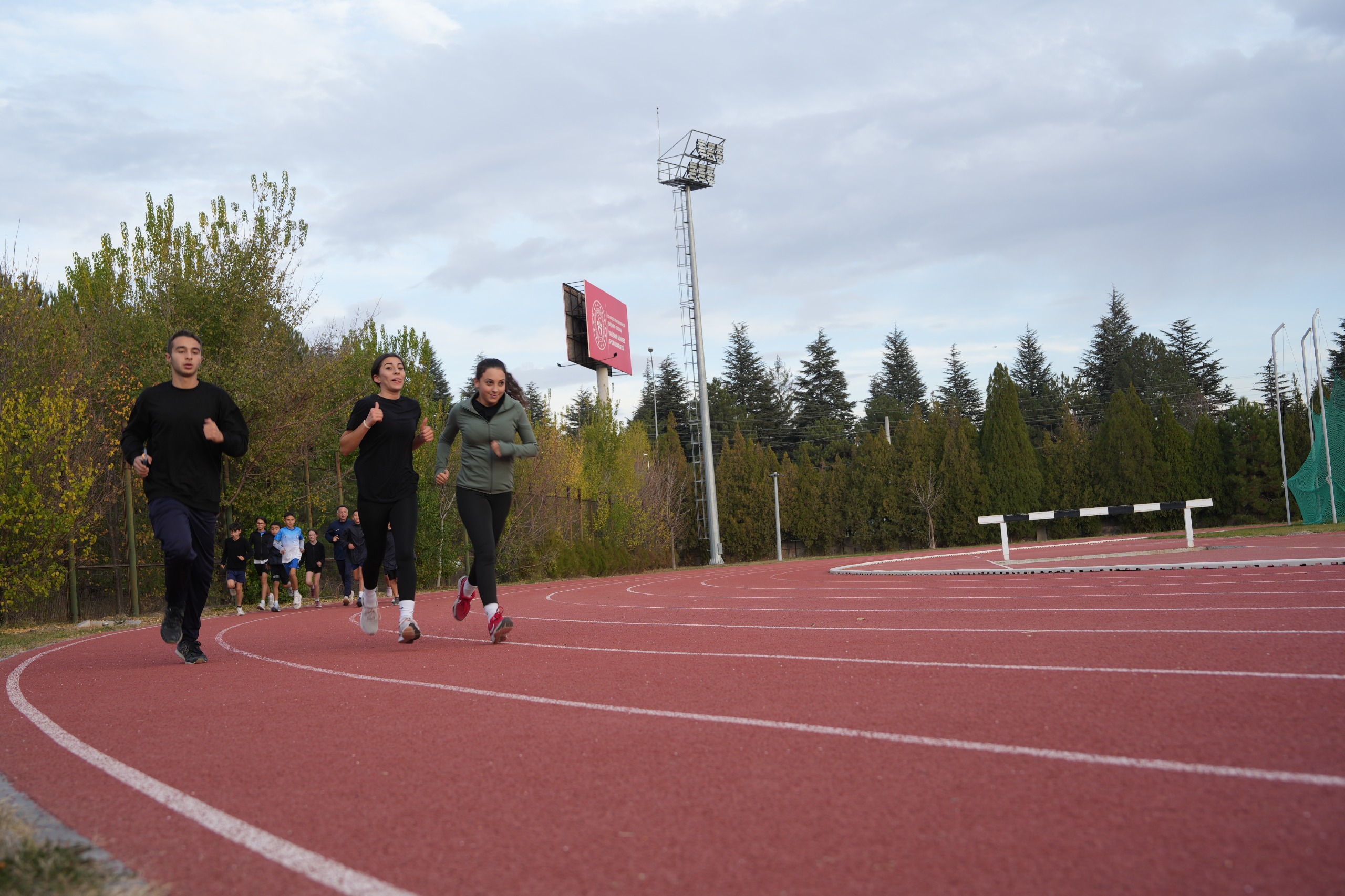 Eski̇şehi̇r Büyükşehi̇r Spor Kulübü Atleti̇zm Takimi Sezona İddi̇ali Başliyor (6)
