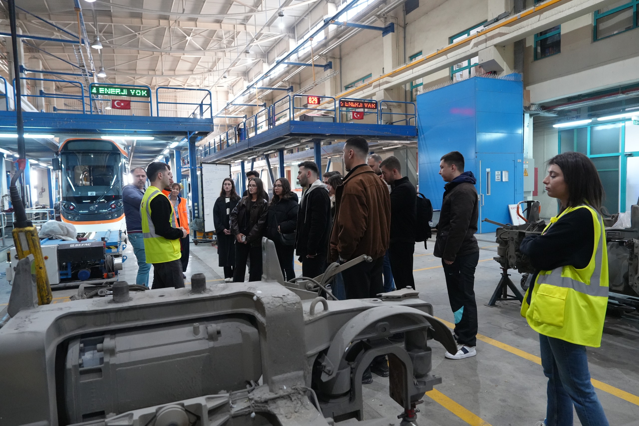 Estü Öğrenci̇leri̇ne Estram’da Uygulamali Rayli Si̇stem Eği̇ti̇mi̇ (9)