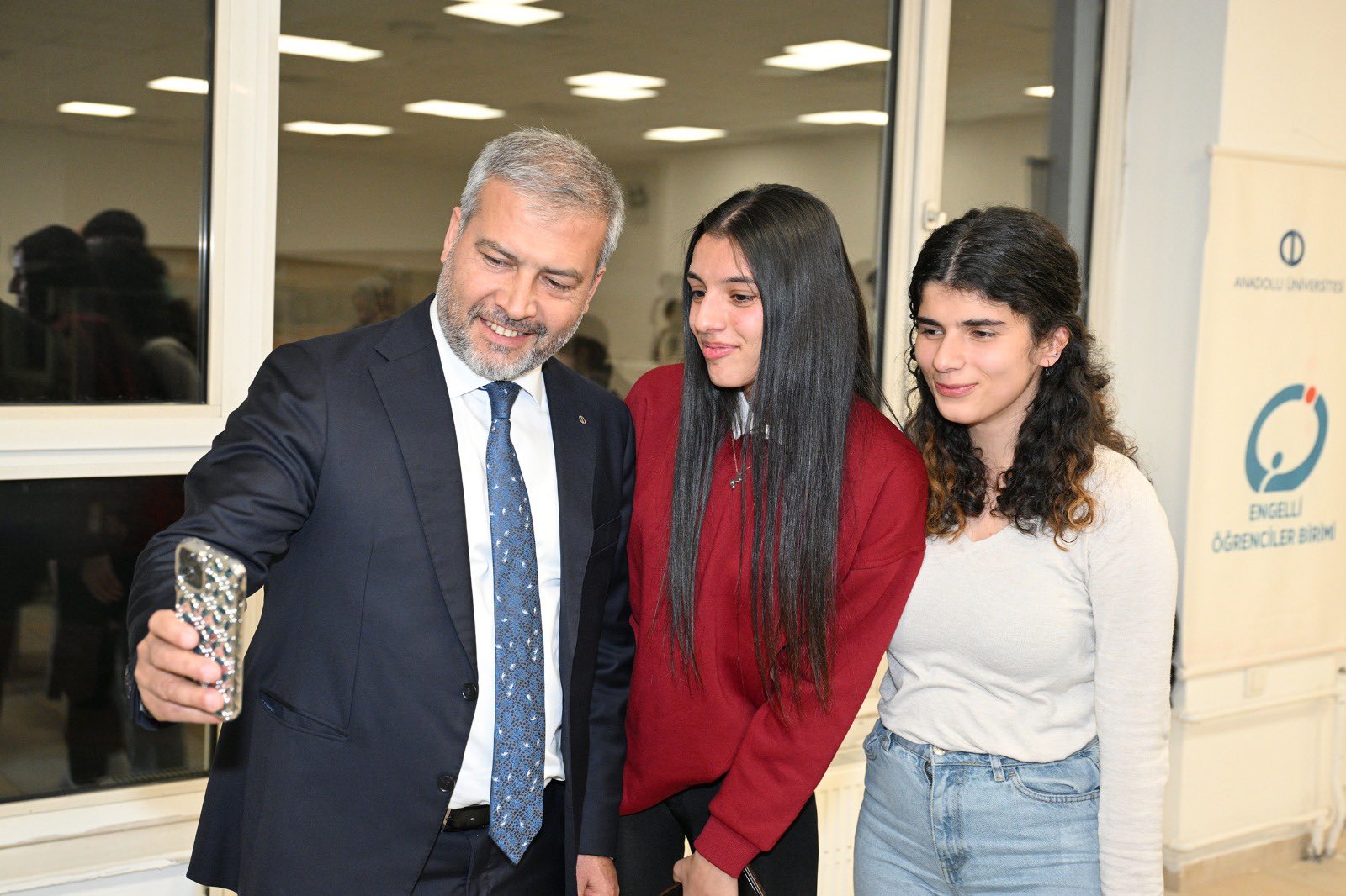 G629 Q4 Z W I A A J Ks9