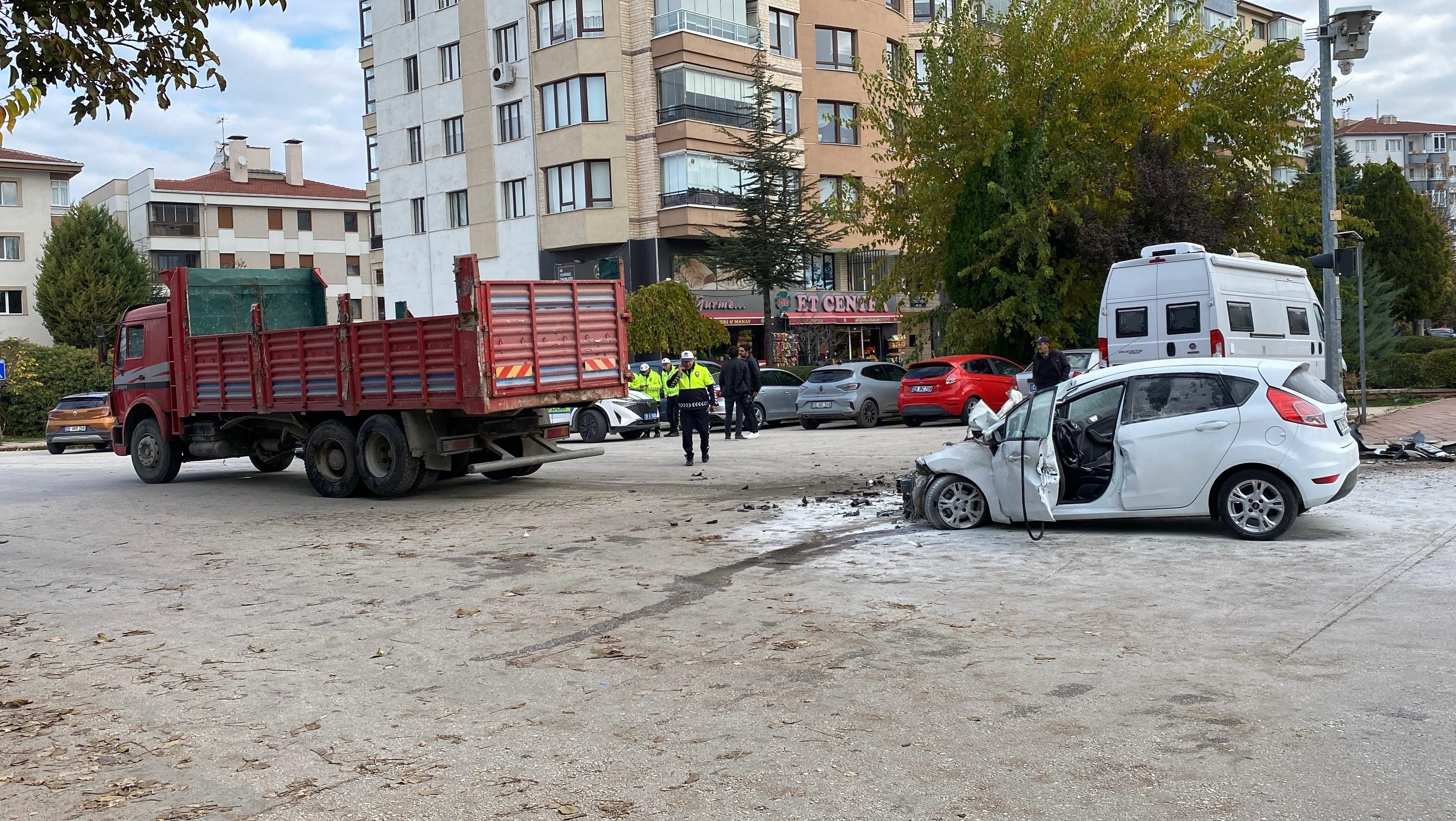 Kamyona Yandan Çarpan Aracın 70 Yaşındaki Sürücüsü Hayatını Kaybetti (3)