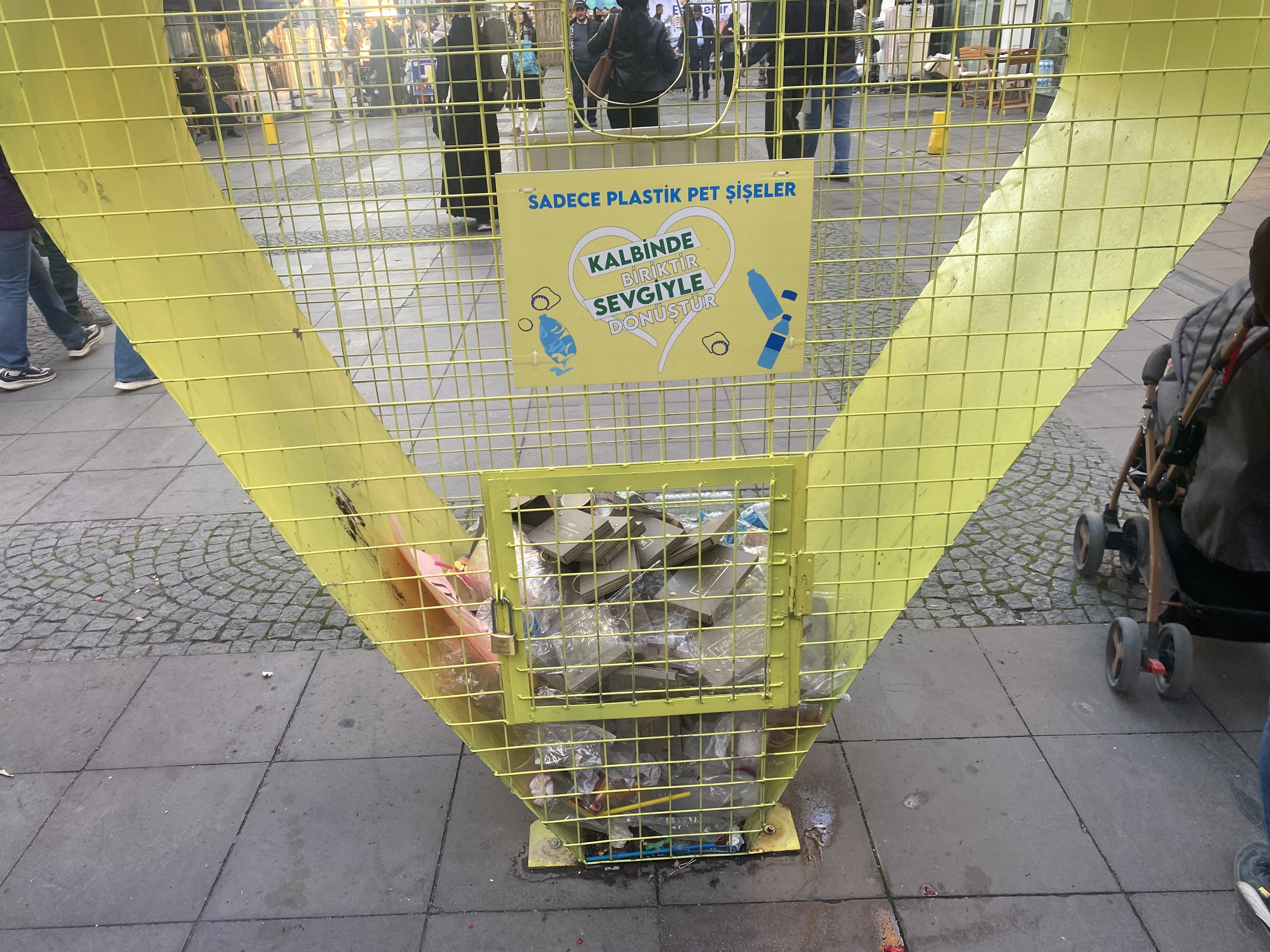 Plastik Şişeler Için Kurulan Geri Dönüşüm Kafesi Çöplerle Dolduruldu (1)