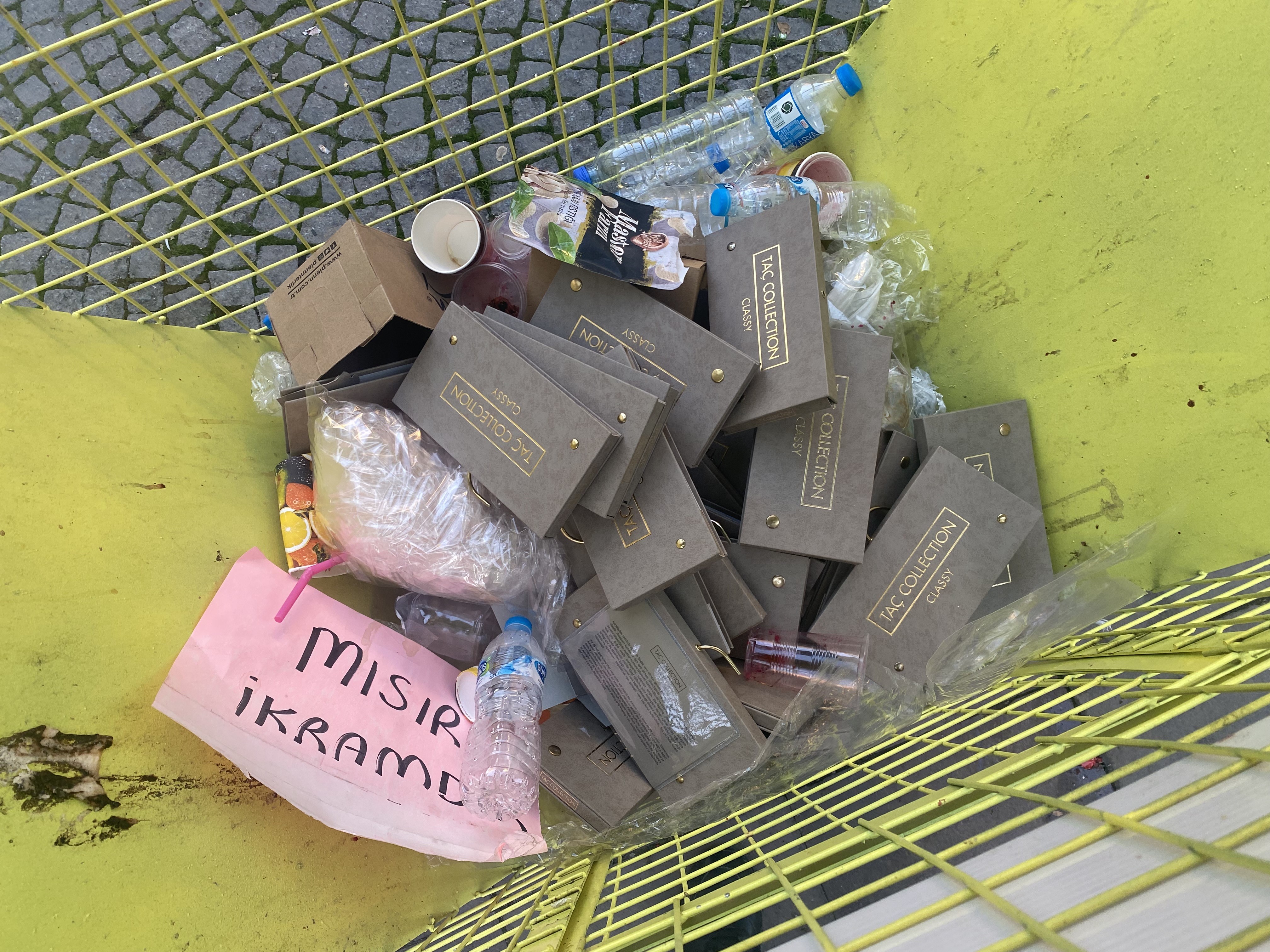 Plastik Şişeler Için Kurulan Geri Dönüşüm Kafesi Çöplerle Dolduruldu (2)