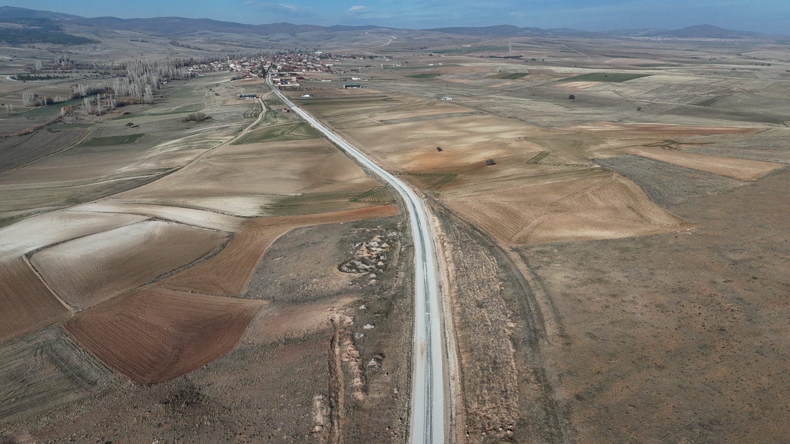 Ayvali Arslanbeyli̇ Arasi Yol Yeni̇leme Çalişmalari Tamamlandi (2)