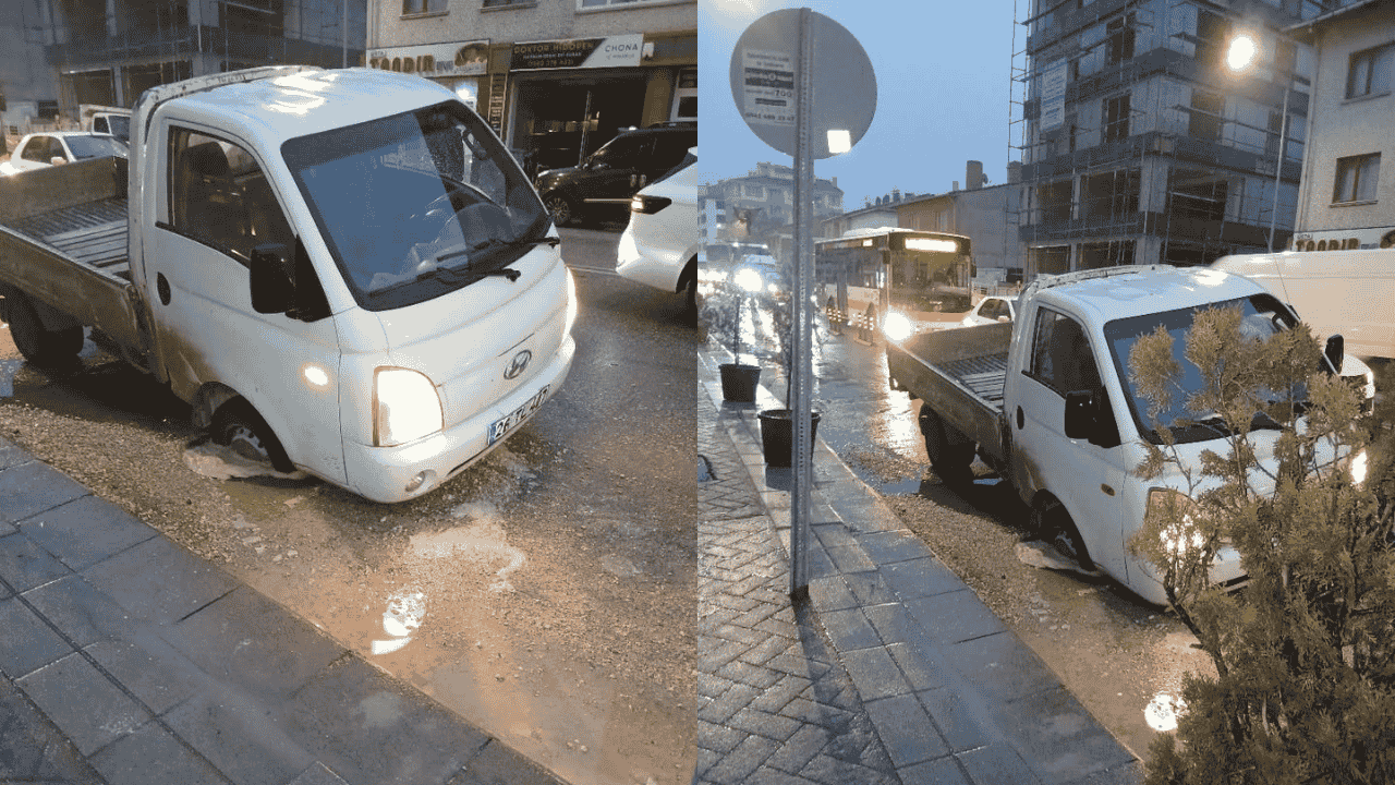 Birlik Caddesi'nde Pikap Çukura Battı