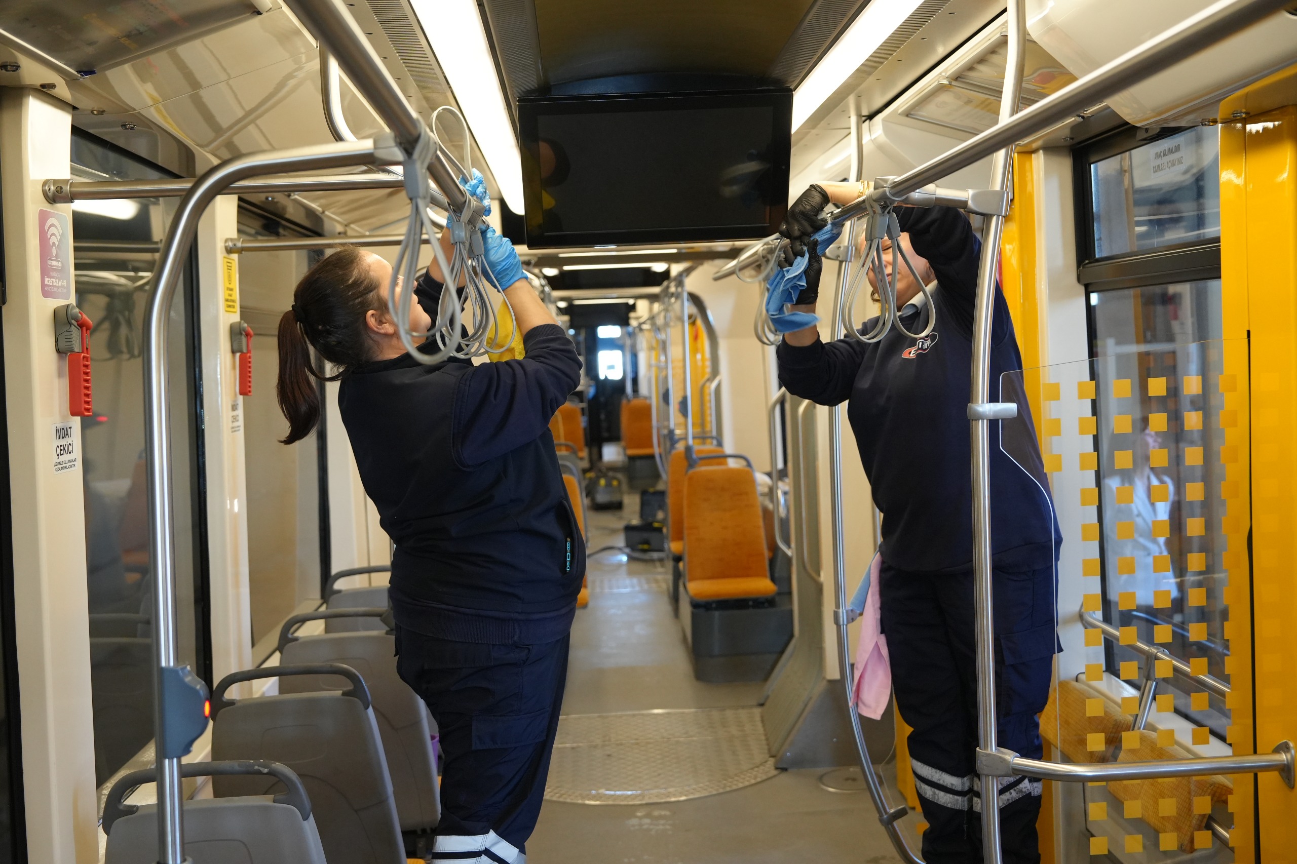 Eski̇şehi̇r Tramvaylari Güven Ve Hi̇jyen İçi̇n Ti̇ti̇z Bakimdan Geçi̇yor (1)