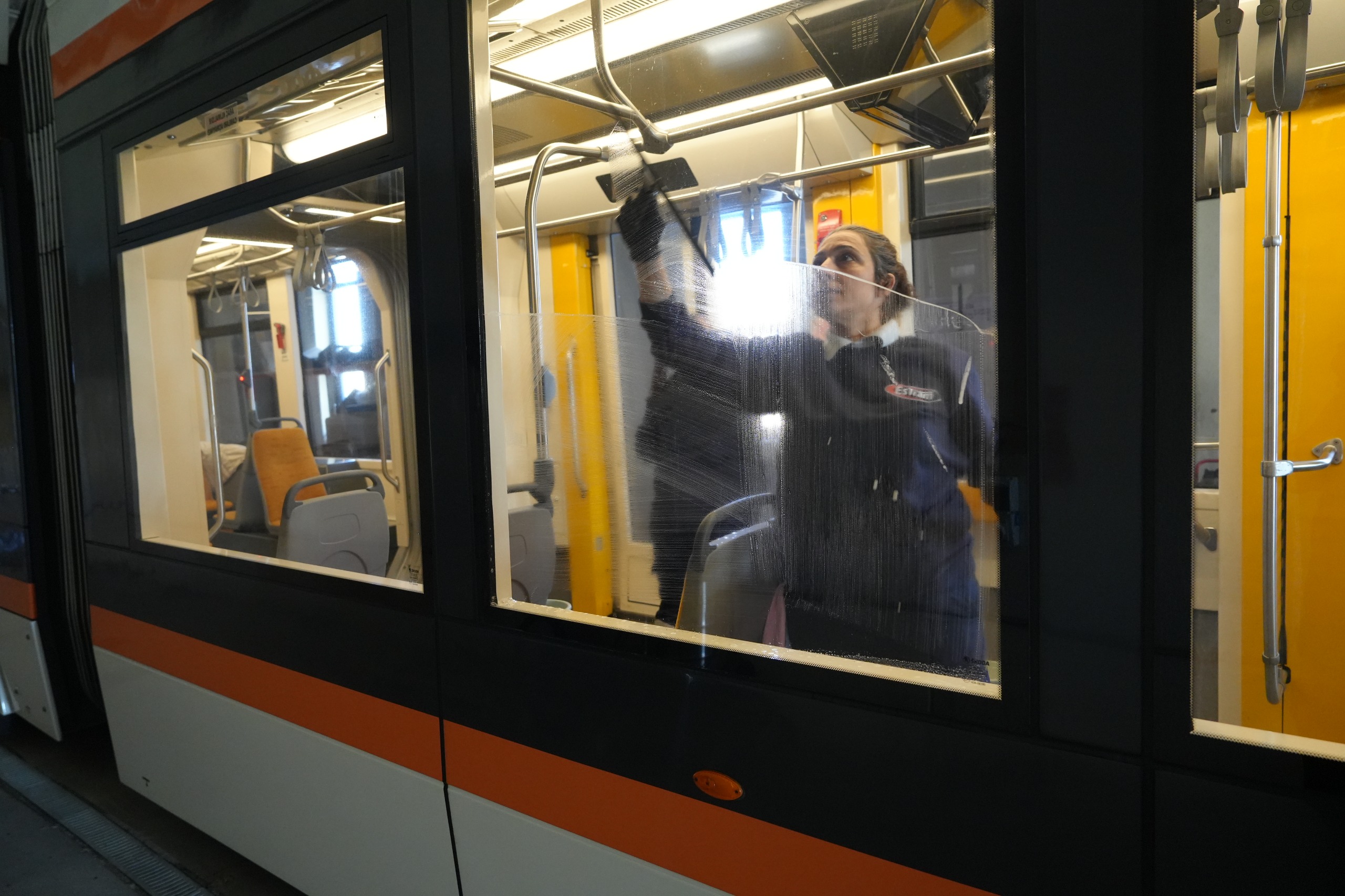 Eski̇şehi̇r Tramvaylari Güven Ve Hi̇jyen İçi̇n Ti̇ti̇z Bakimdan Geçi̇yor (10)