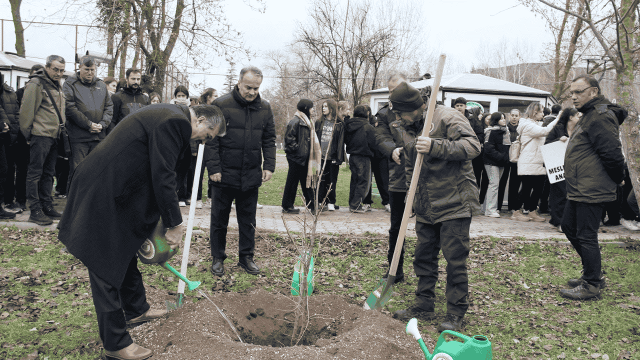 Eskişehir'de Öğrenciler Fidanları Toprakla Buluşturdu
