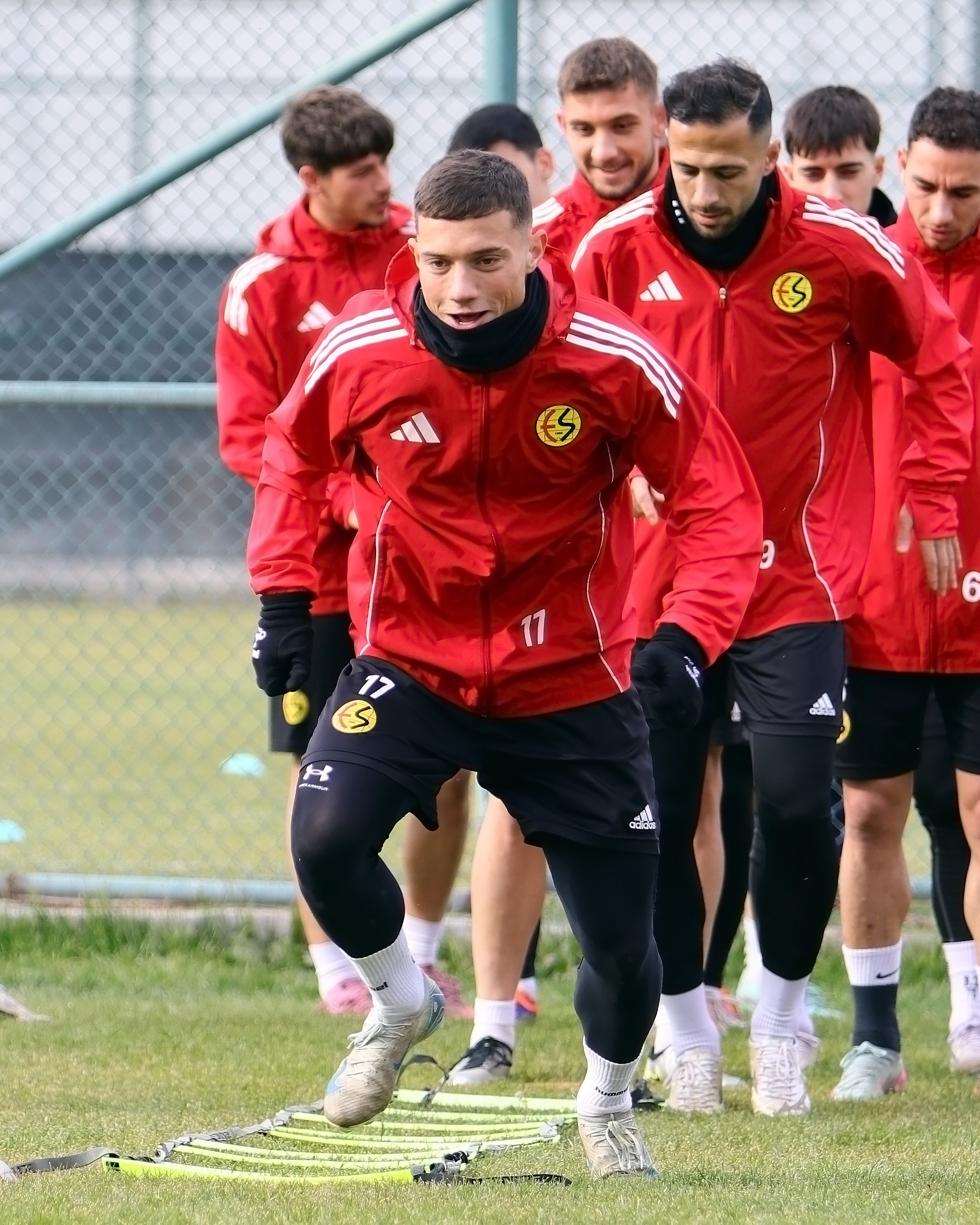 G7F Dxvw W Q A Ay3 Ls