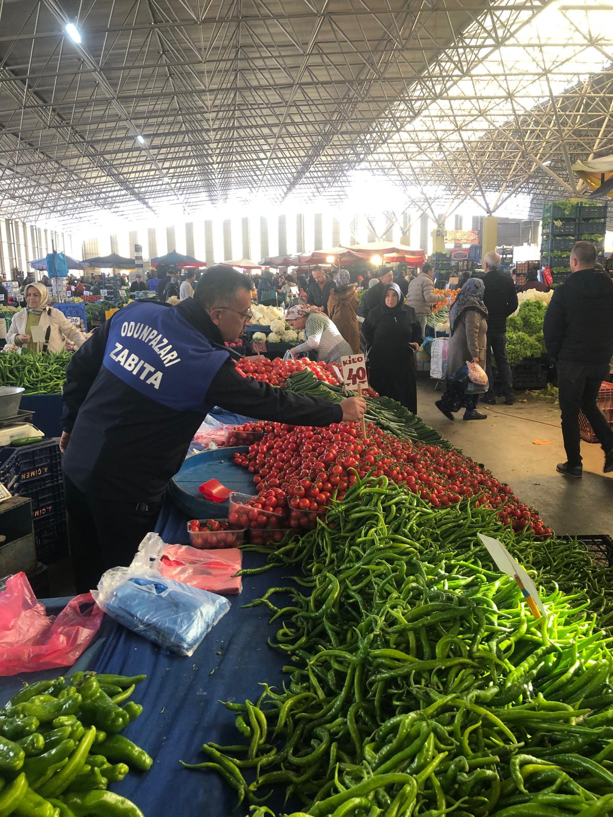 Odunpazarı Belediyesi Zabıta Ekiplerinden Semt Pazarlarında Kapsamlı Denetim (6)