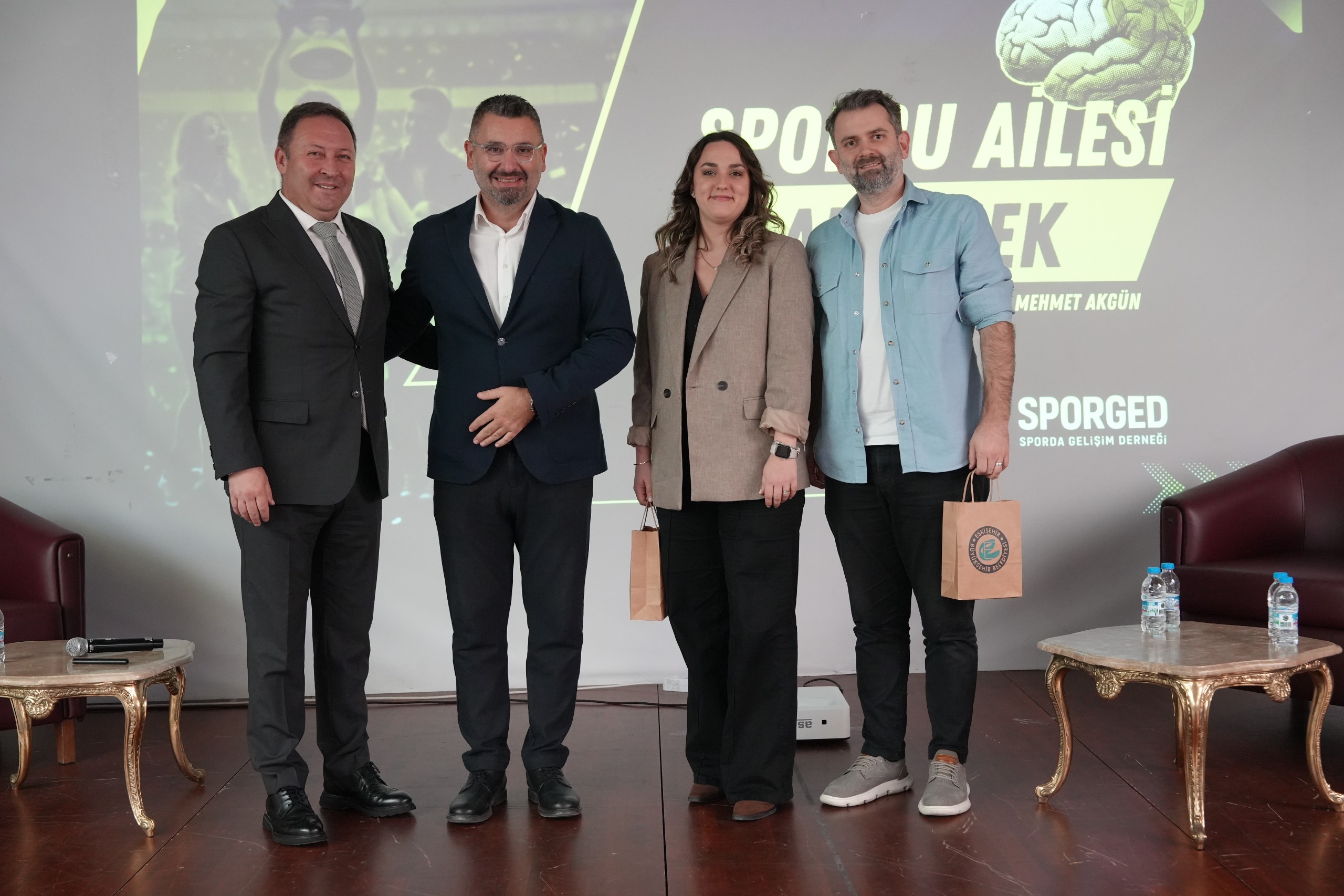 Sporun Kalbi̇ Bu Kez Ai̇leler İçi̇n Atti (1)