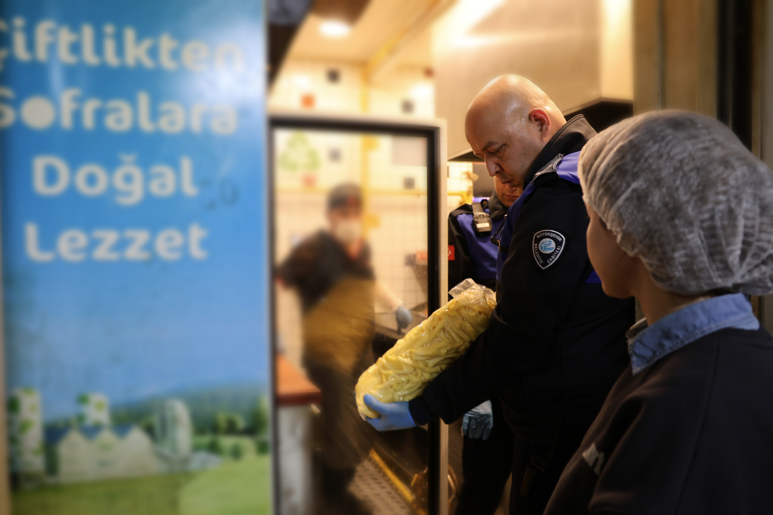 Büyükşehi̇r Zabitasi Gida İşletmeleri̇nde Deneti̇mleri̇ni̇ Sürdürüyor (16)