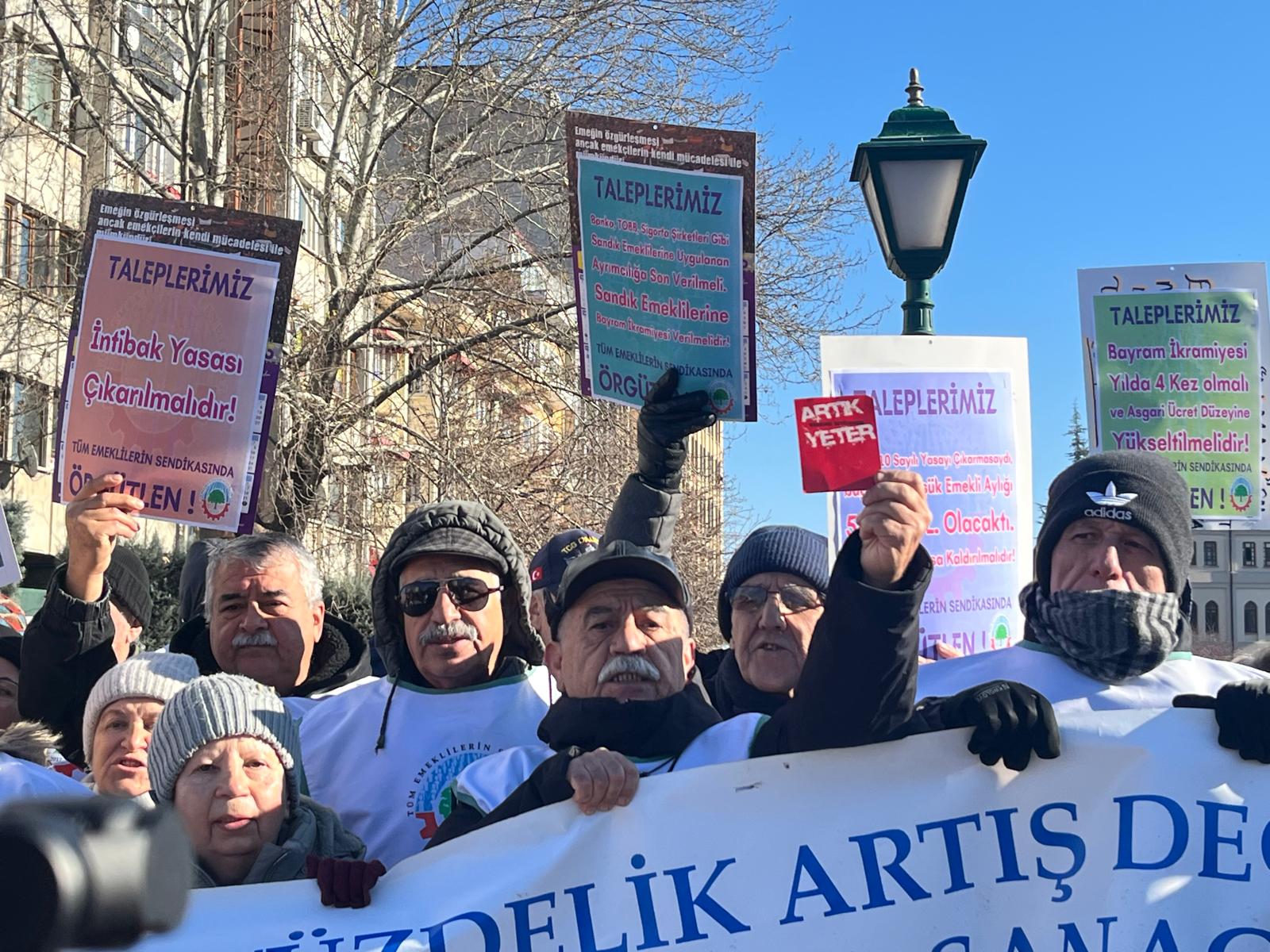 Emekliler Eskişehir’de Yürüdü “Bu Bir Zam Değil, Sefaletin Kalıcı Hale Getirilmesidir” (4)