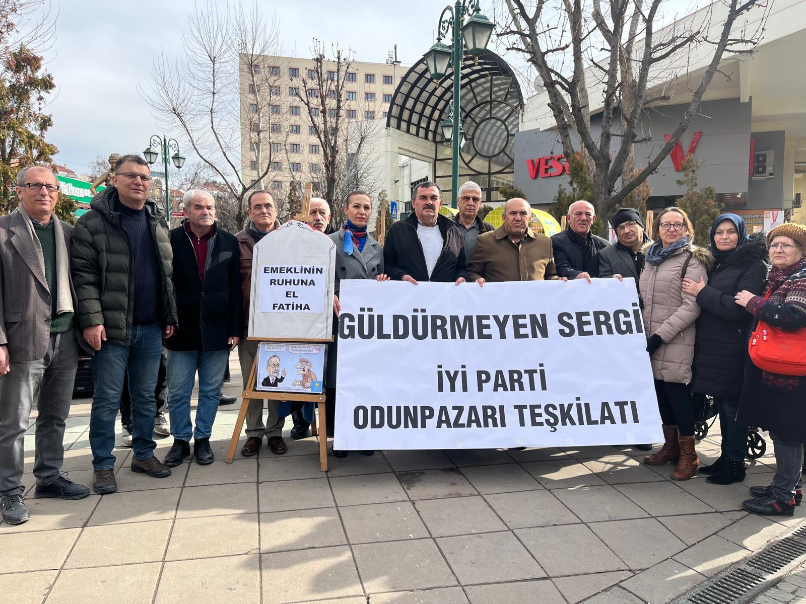 Emekliye Dikkat Çeken Sergi Oluşturuldu İyi̇ Partili Yer’den Sert Tepki (3)