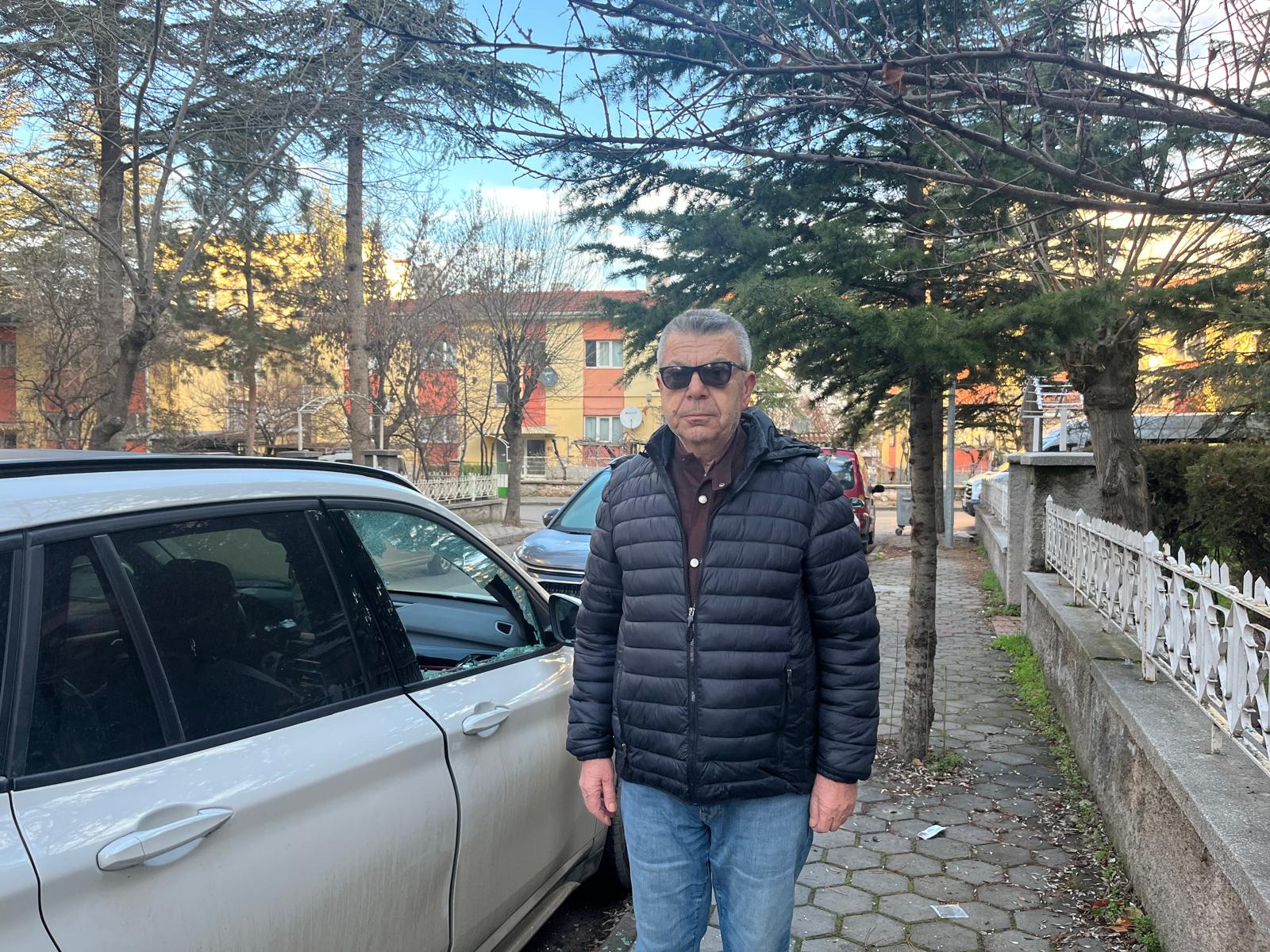 Eskişehir’de Aynı Sokak Üzerinde Araçların Camları Peş Peşe Kırıldı Mahalleli Tedirgin (3)