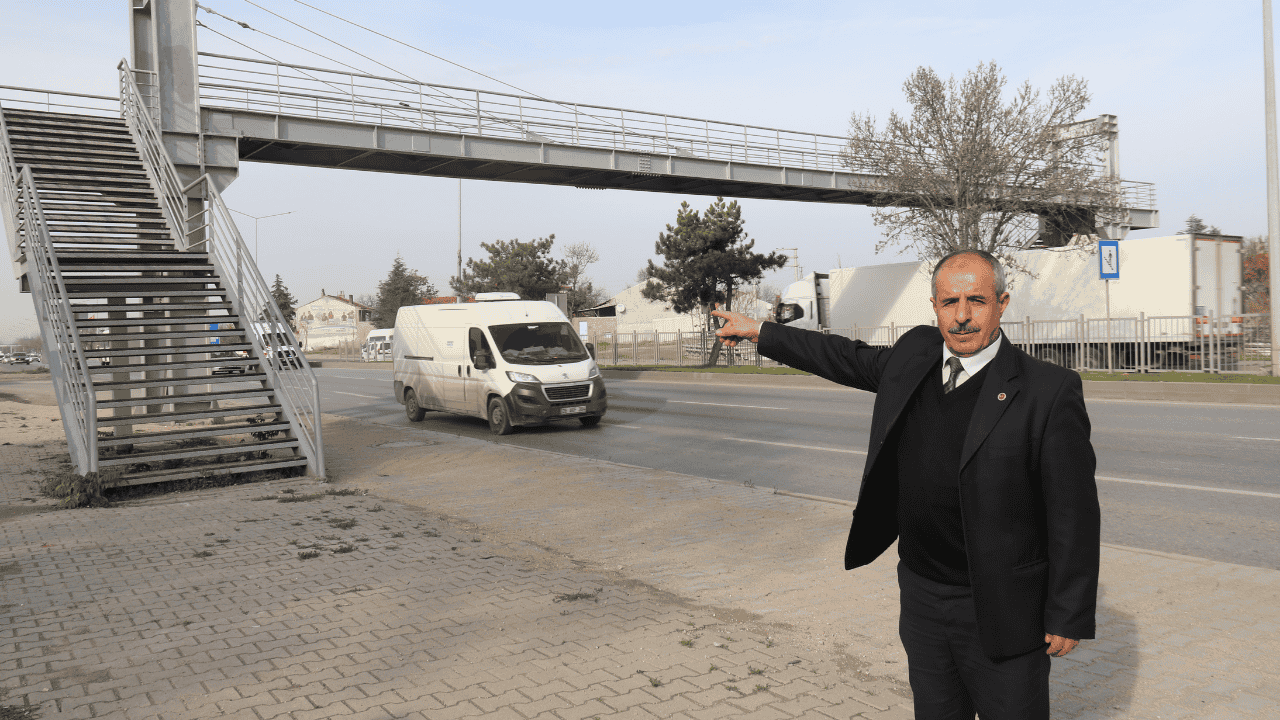 Gündoğdu Mahalle Muhtarı Adem Karaman, Gündoğdu Mahallesi'ni Çevre Yolu Ikiye Böldüğü Için Mahallemiz Sağlı Sollu Ayrılmış Durumda. Böyle Olunca Ne Oluyor Sağlık Ocağı, Su Bankamatiği, Ekmek Büfes