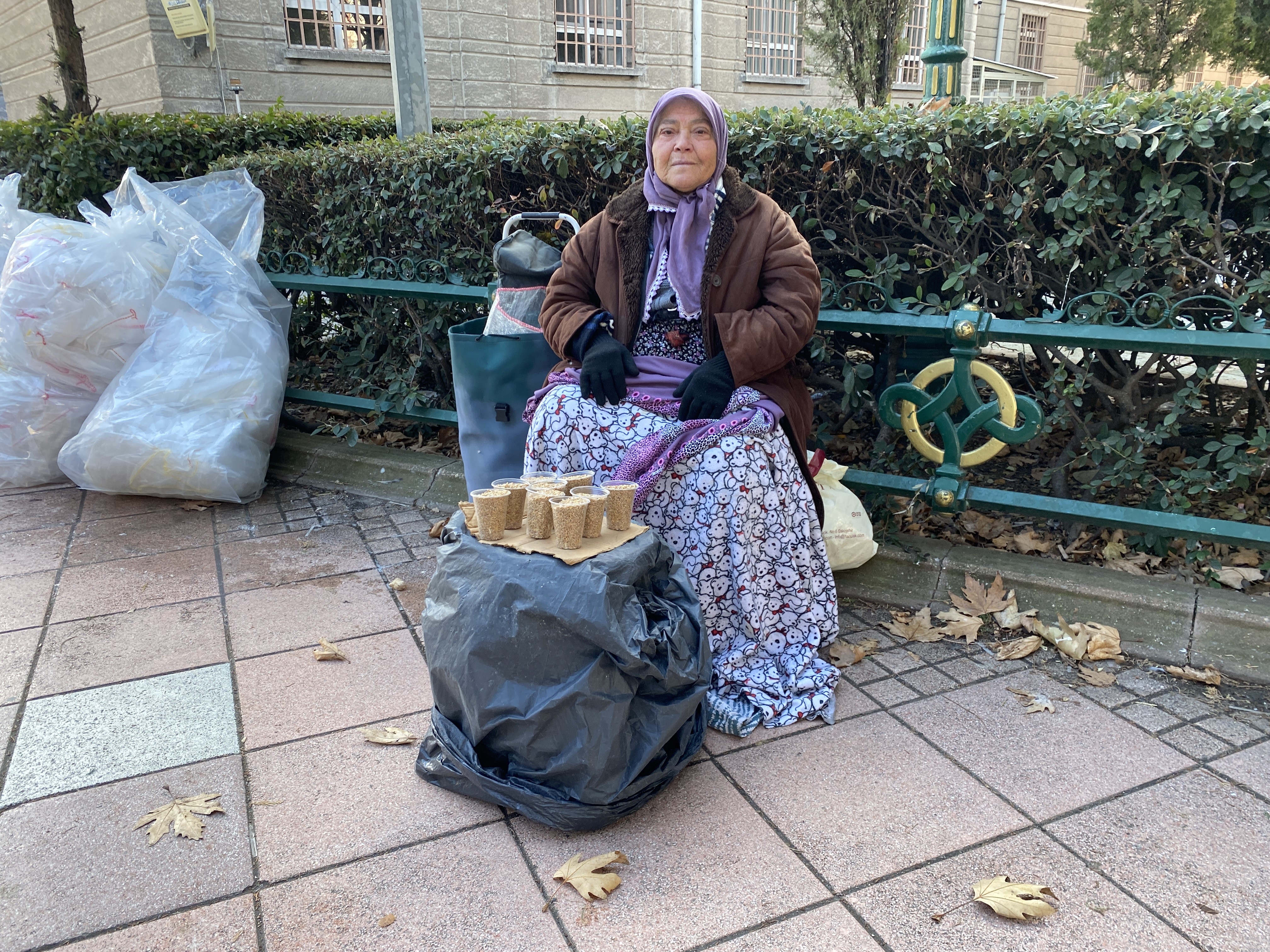 Tam 5 Hastalıkla Ve 74 Yaşında, 9 Saat Kuş Yemi Satıp Cezaevindeki Yakınlarını Geçindiriyor (2)