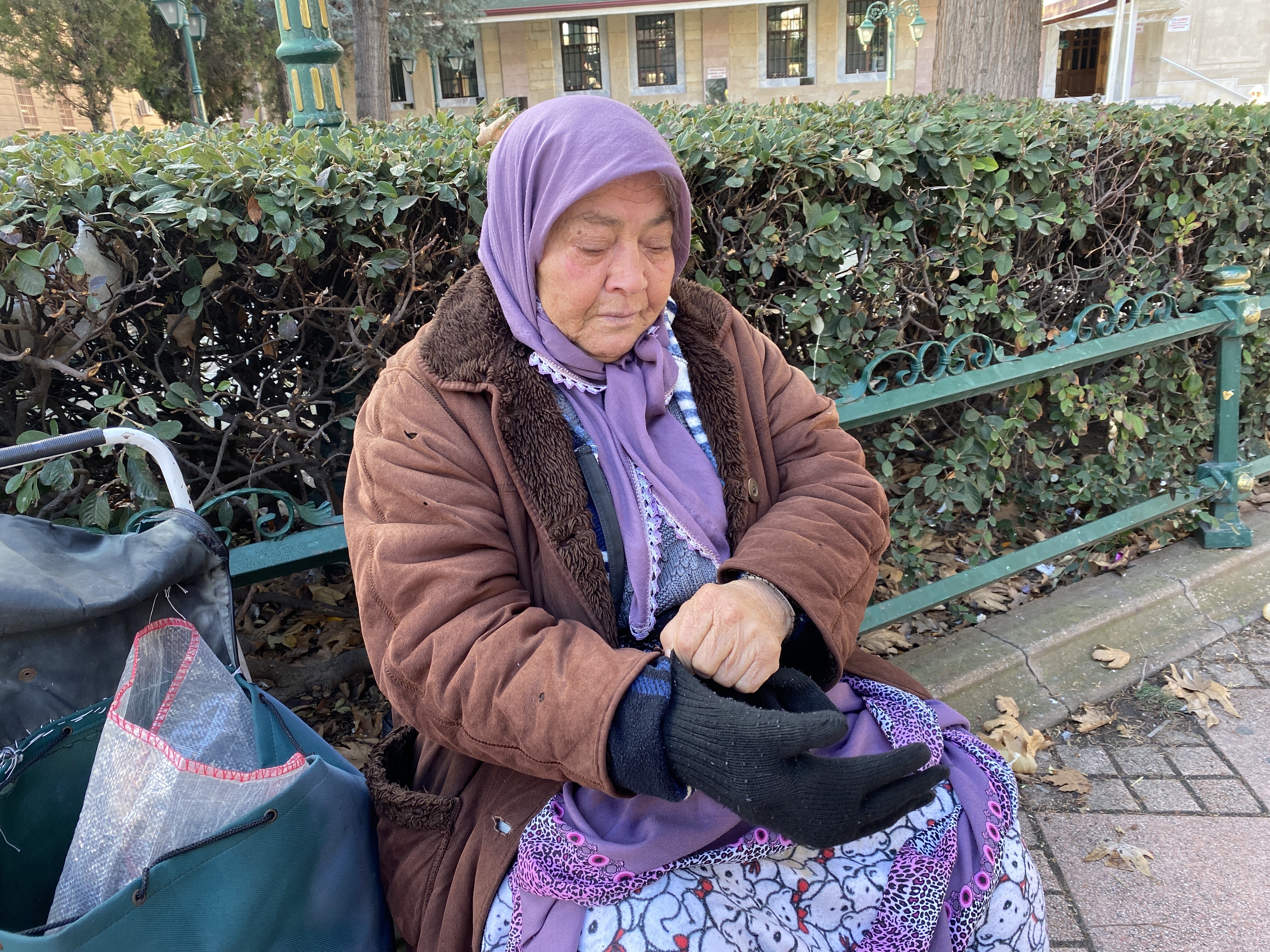 Tam 5 Hastalıkla Ve 74 Yaşında, 9 Saat Kuş Yemi Satıp Cezaevindeki Yakınlarını Geçindiriyor (3)