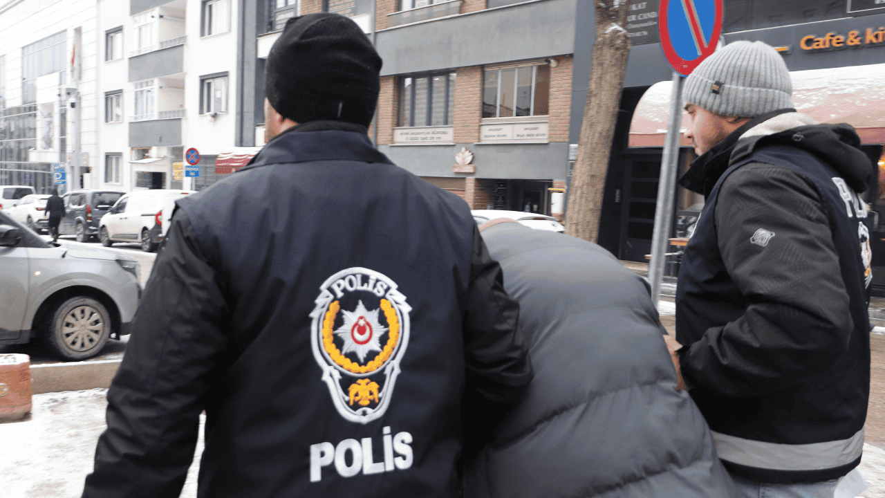 Üvey Babasını Bıçakla Ağır Yaralayan