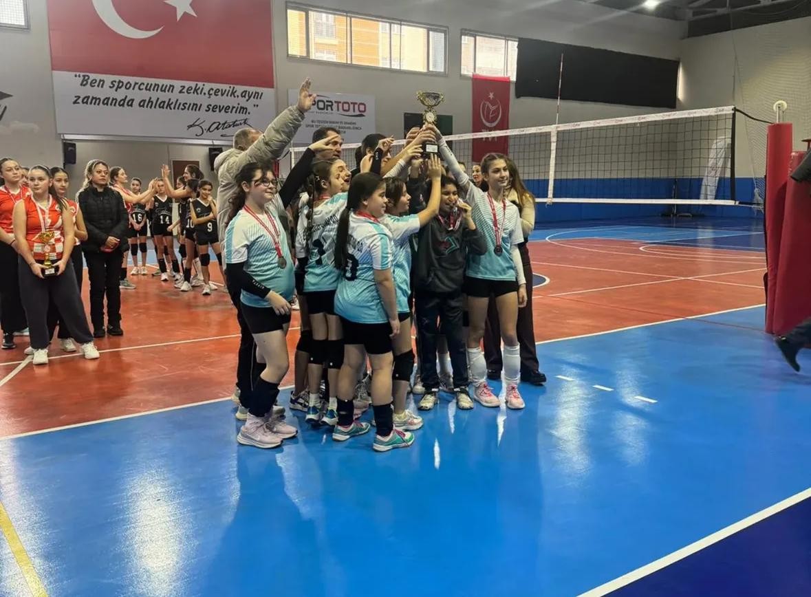 Voleybol Küçük Kız Kupa