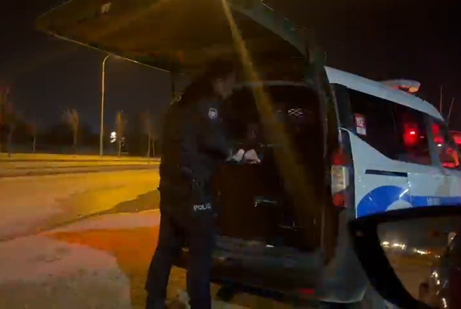 1.55 Promil Alkollü Yakalanan Ve 14 Bin Tl Ceza Kesilen Sürücü, Karakola Köpeğyle Gitti (3)