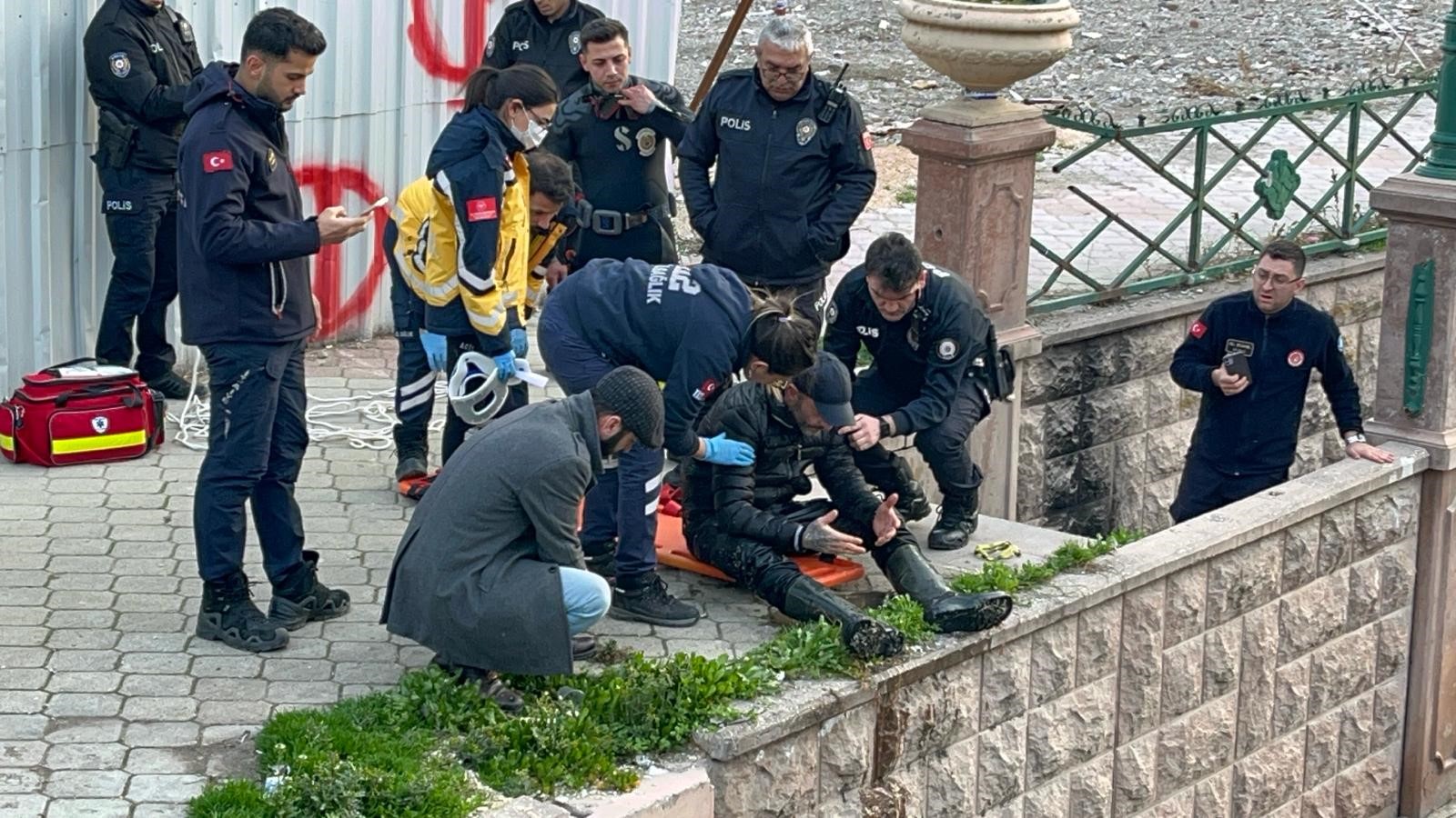 Eskişehir'de Erkek Şahıs Porsuk Çayı'na Düştü Vatandaşlar Ihbar Etti (1)