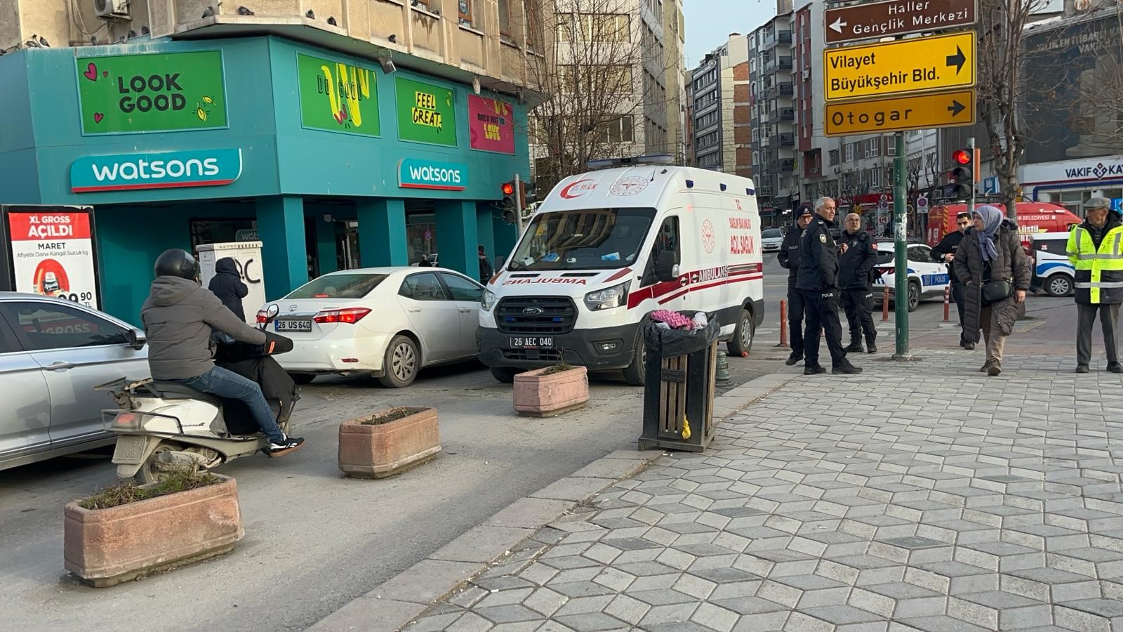 Eskişehir'de Erkek Şahıs Porsuk Çayı'na Düştü Vatandaşlar Ihbar Etti (3)