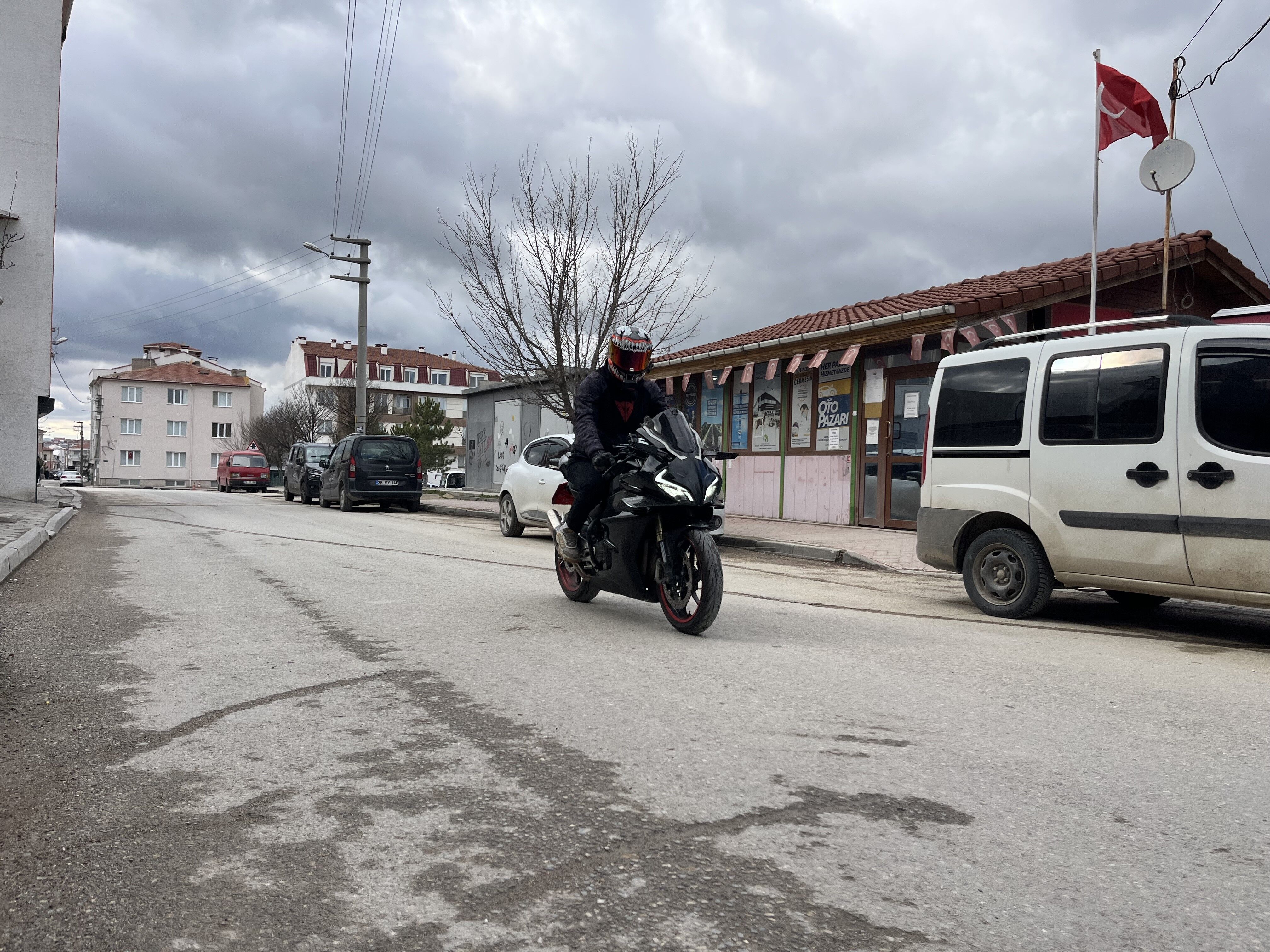 Eskişehir'de Önce Bisikletliye Tokat Attı Sonra Yardıma Koştu (3)