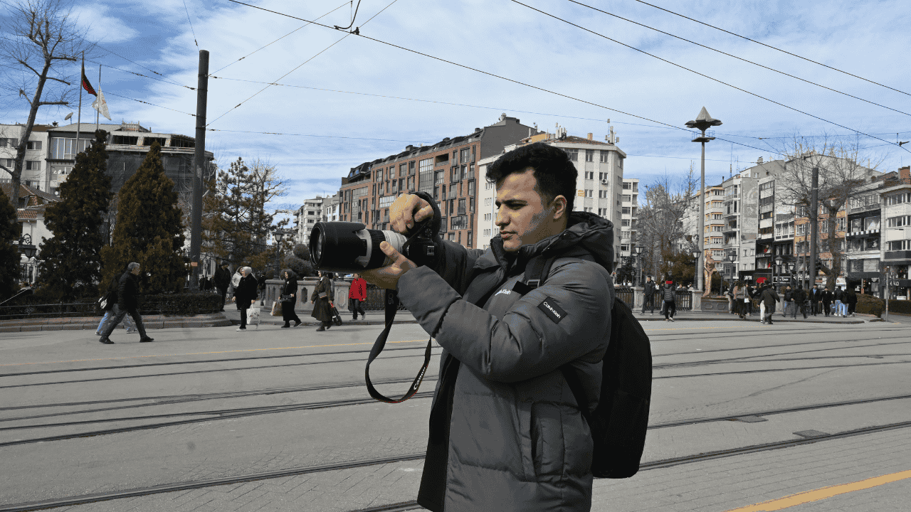 Fotoğrafını Çekmek Istediği Şahıs Silah Çekti, Korku Dolu Anlar Kameraya Yansıdı