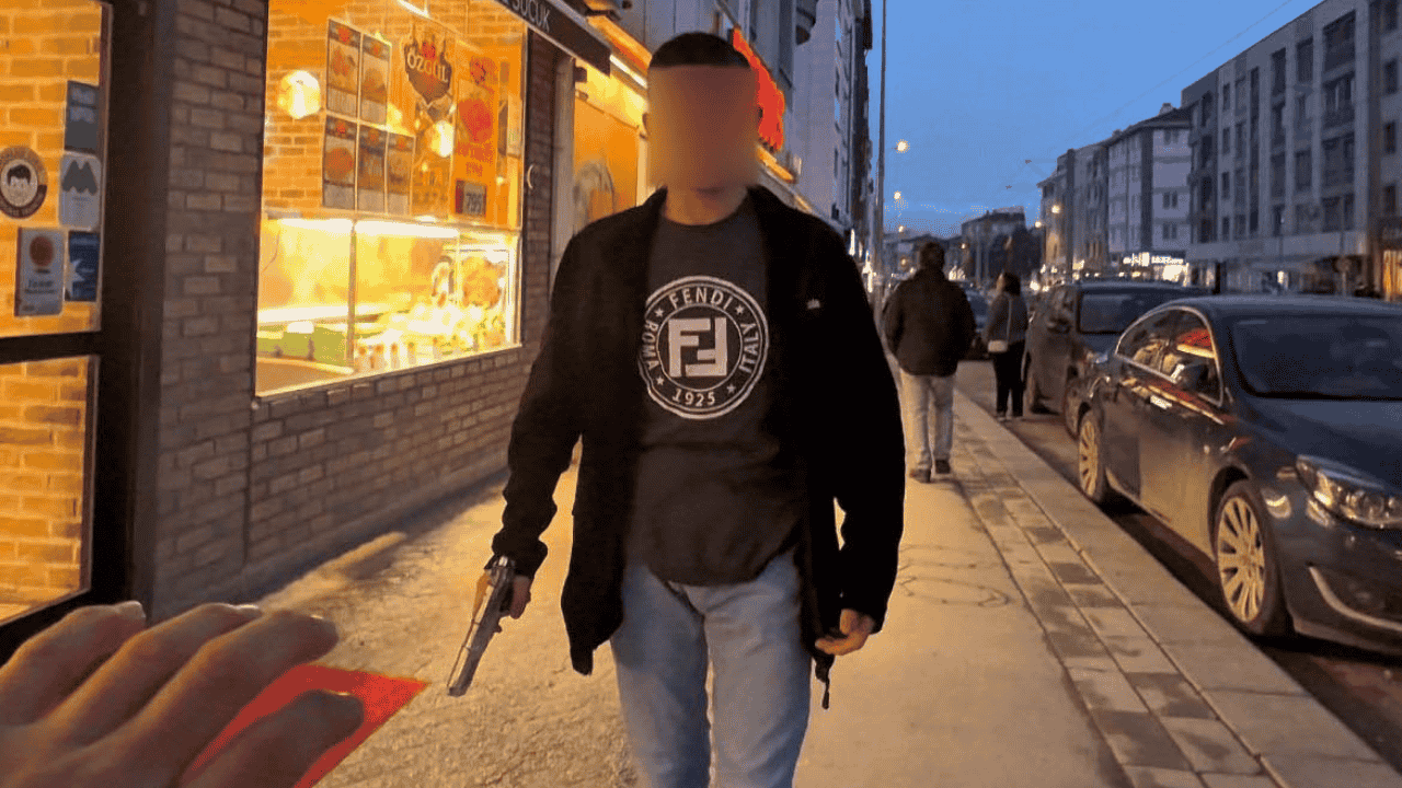 Fotoğrafını Çekmek Istediği Şahıs Silah Çekti