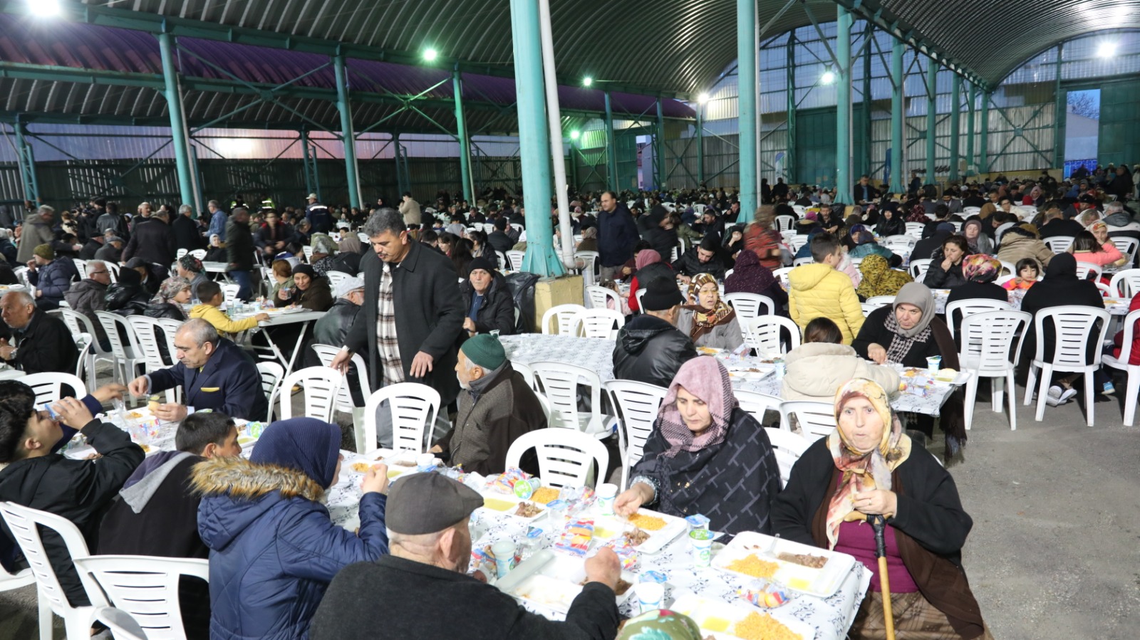 Odunpazarı’nda Ramazan Sofraları Dayanışmayla Kuruluyor (12)