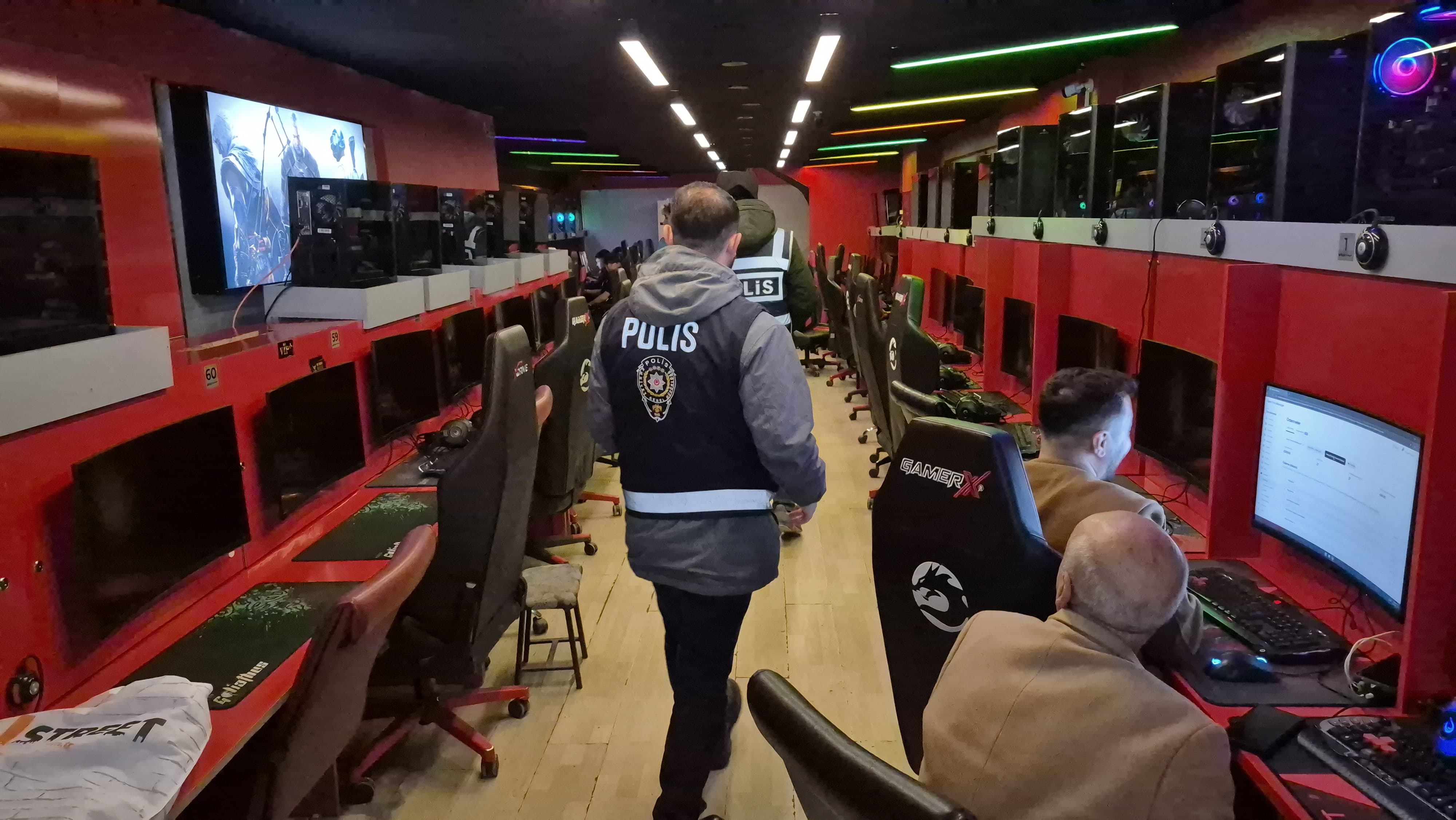 Polisin Internet Kafede Yakaladığı Çocuklar Panik Yaşadı (3)