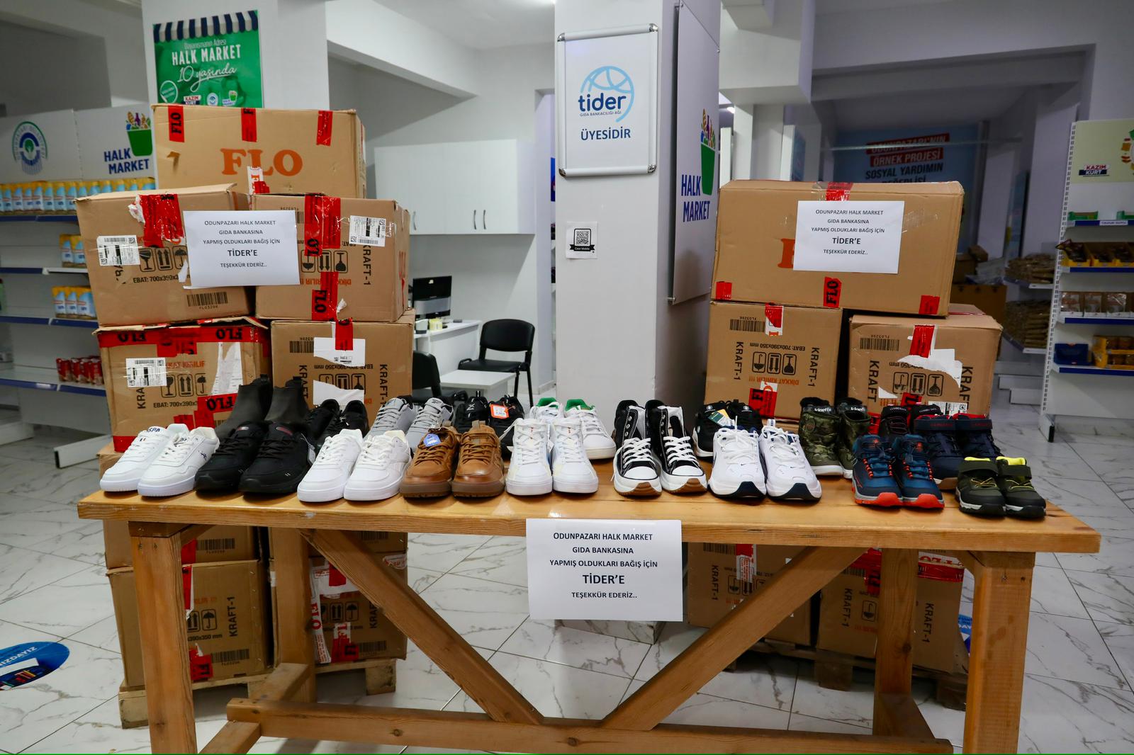 Tider – Flo’dan Odunpazarı Halk Market’e 500 Çift Ayakkabı Bağışı (1)