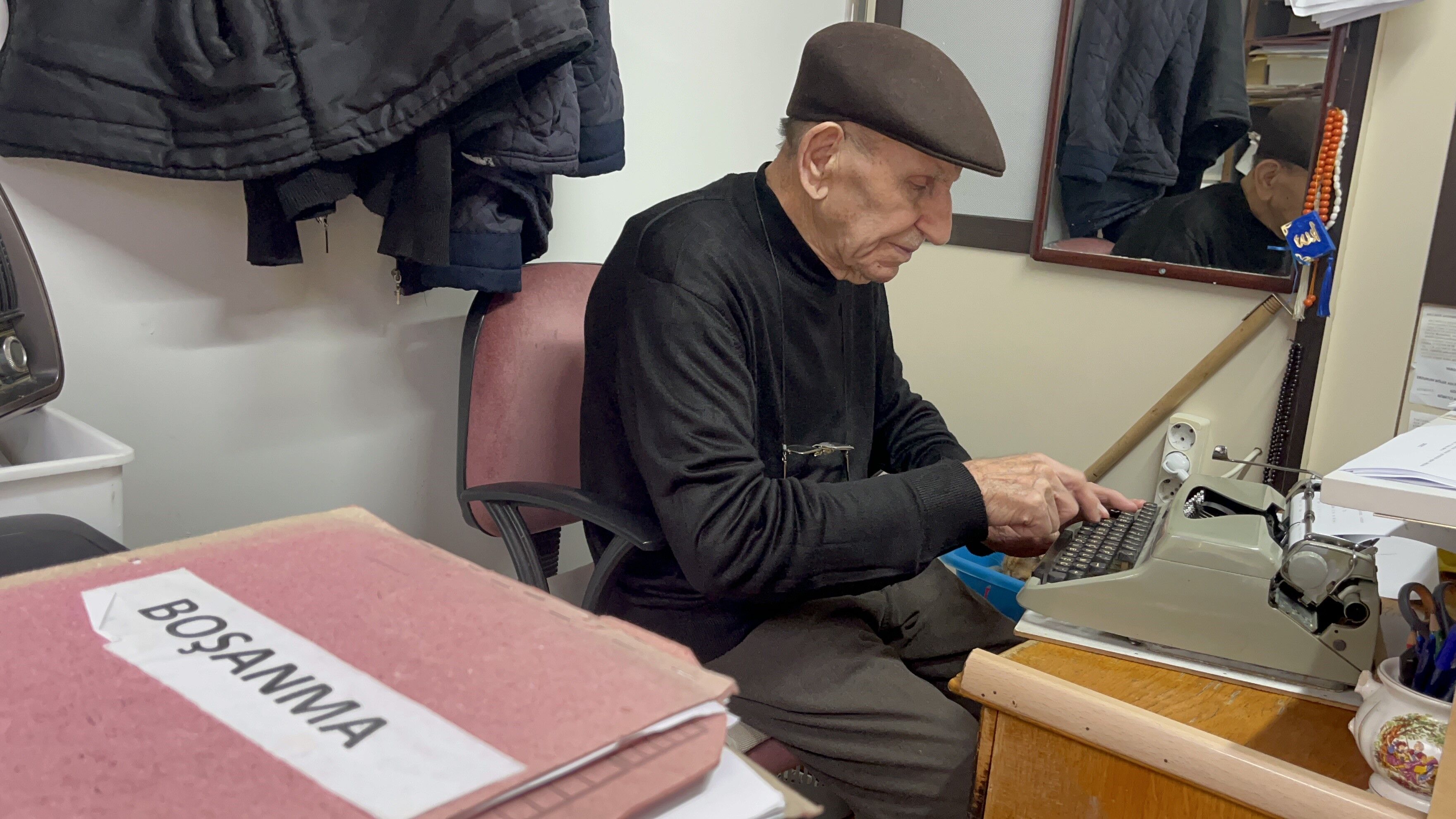 93 Yaşındaki Arzuhalci Mesleğini Ilk Günkü Aşkla Sürdürüyor (1)