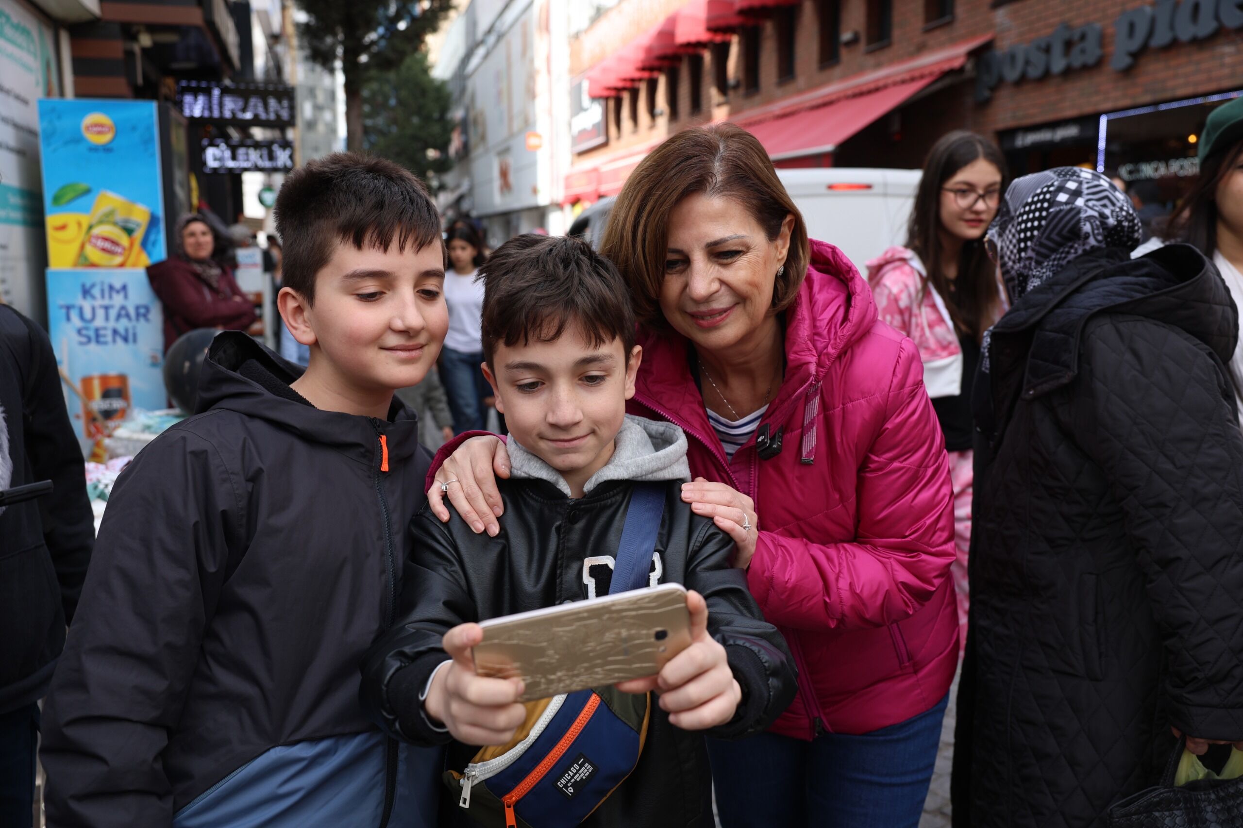 Başkan Ünlüce, Çarşida Bayram Coşkusunu Paylaşti (5)