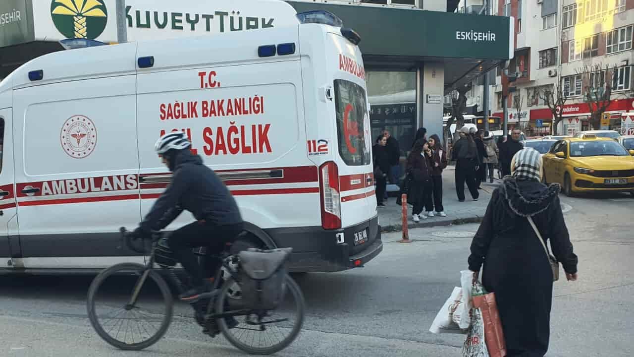 Elektrikli Bisiklet, Servis Aracıyla Çarpıştı 1 Yaralı (2) (1)