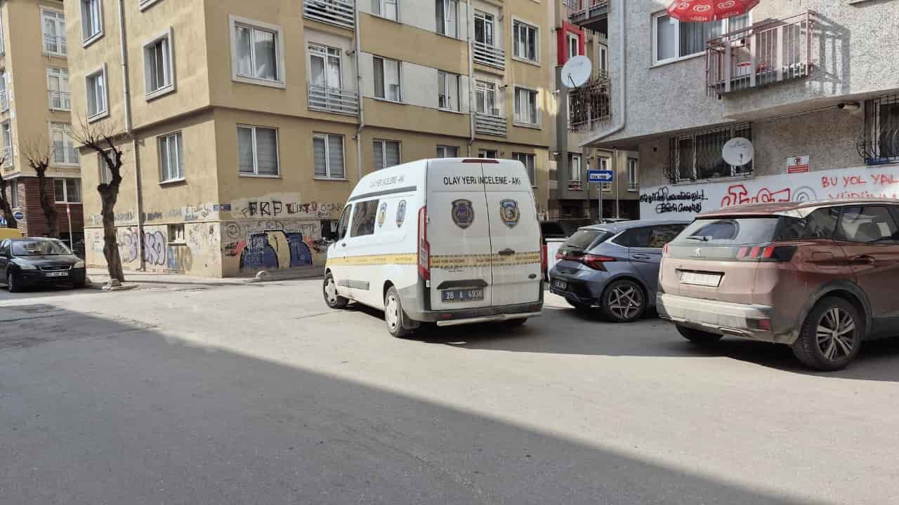 Eskişehir'de 4'Üncü Kattan Düşen Öğrenci Ağır Yaralandı3-1